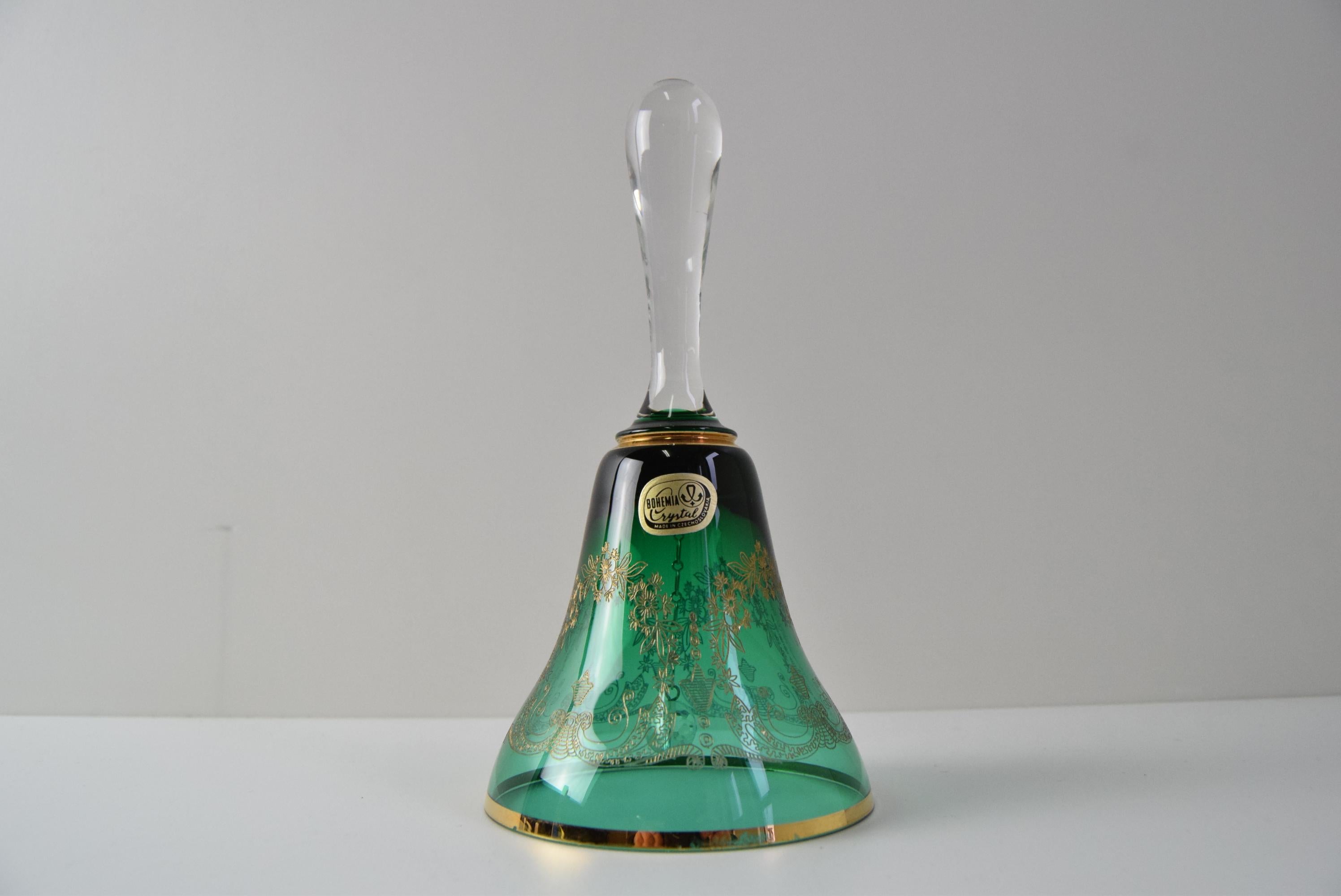 Je propose à la vente une élégante cloche en verre des années 60, en cristal tchèque de haute qualité Bohemia Crystal. La cloche a un décor taillé avec précision, ce qui souligne son look rétro subtil. Grâce à sa patine authentique, il acquiert un