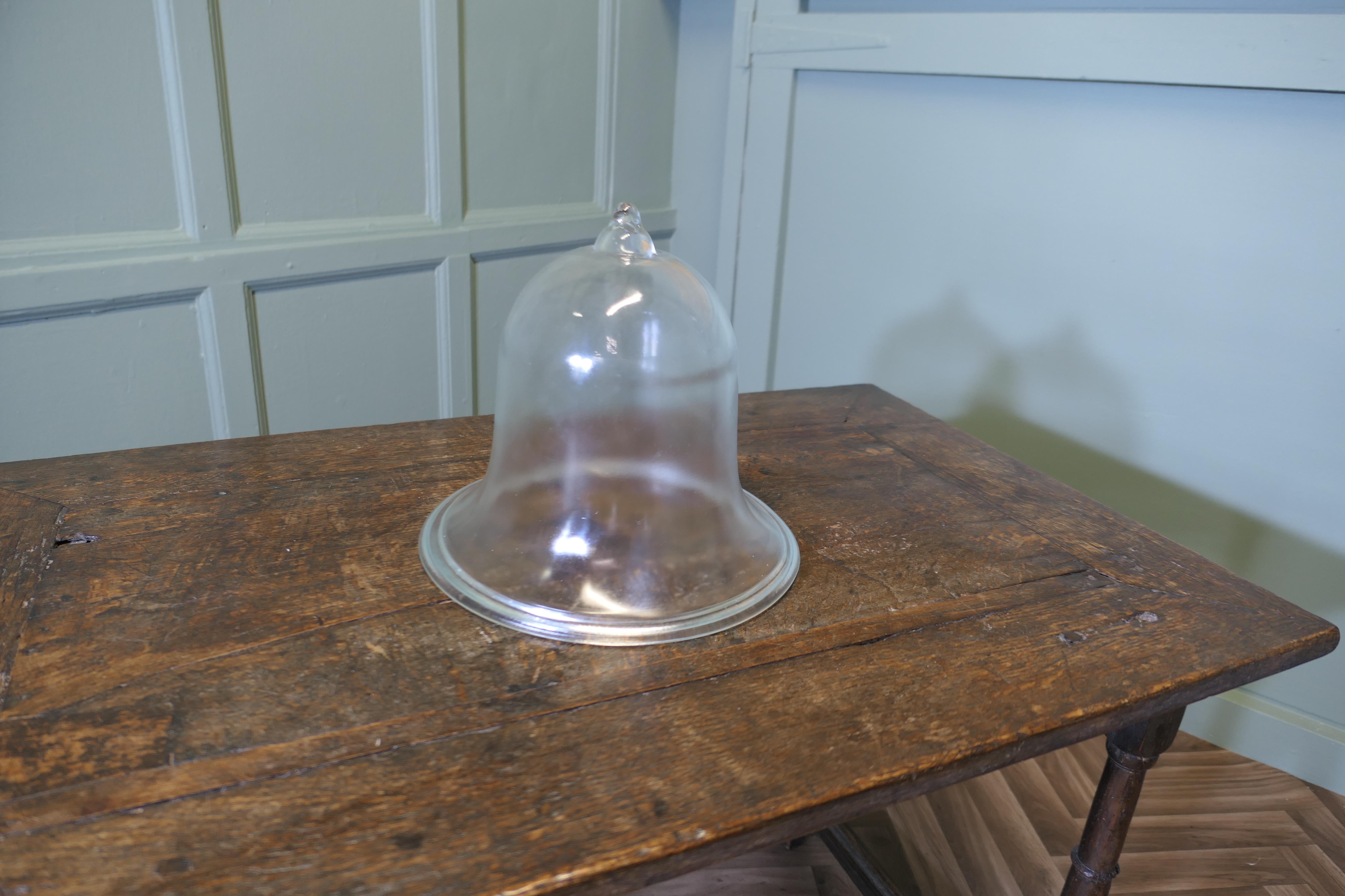 Mid-Century moderno Cloche a campana in vetro. in vendita