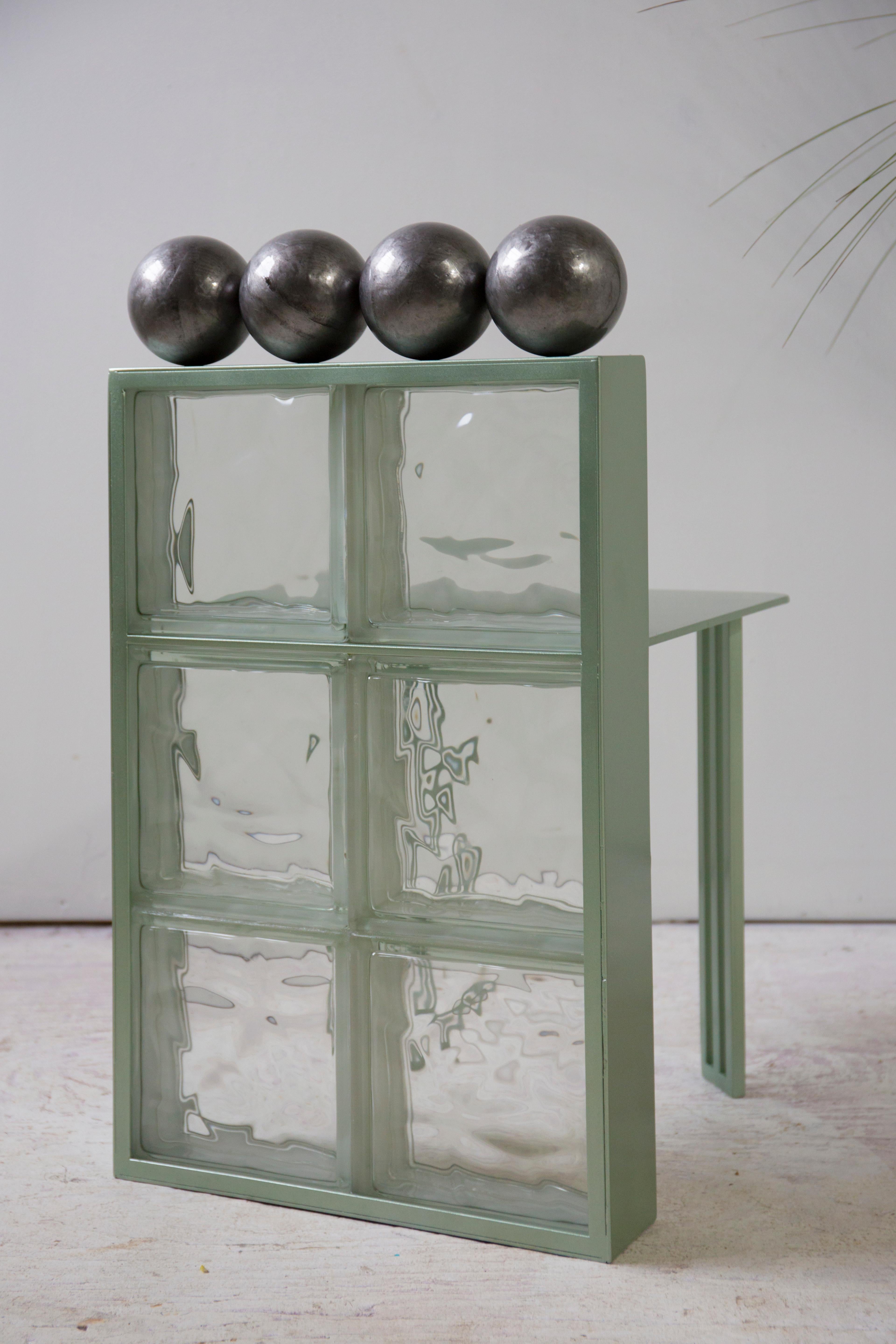 Moderne Chaise en bloc de verre et boules d'acier en vente
