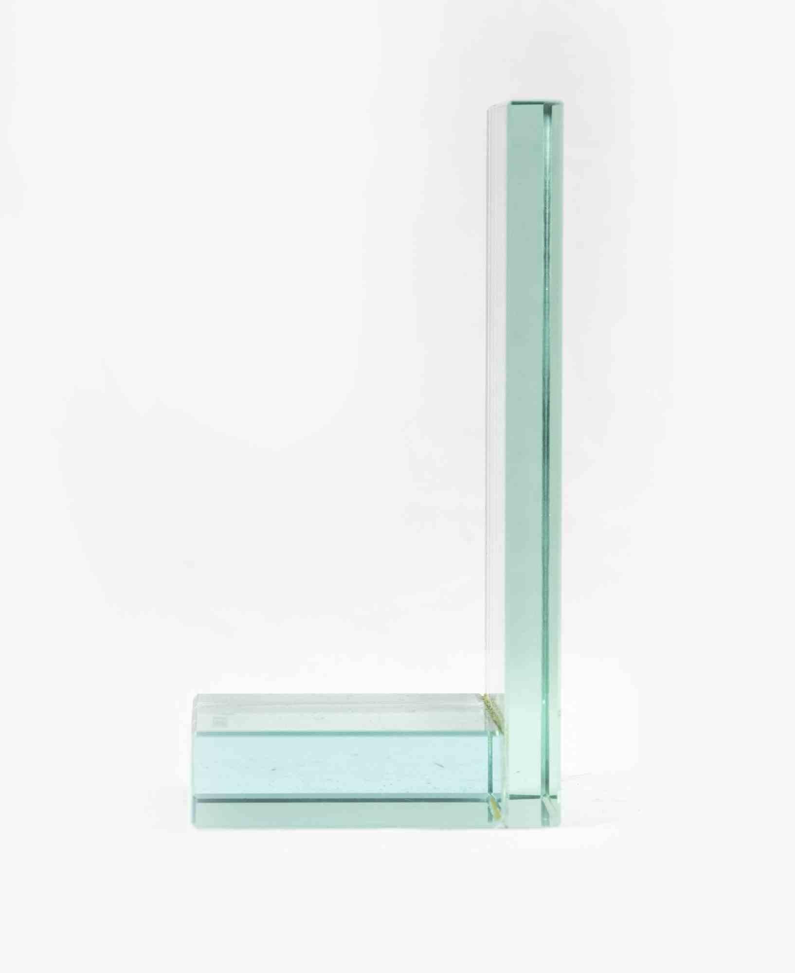 Glass bookend is an original decorative object realized in the 1970s.

A mid-century bookend entirely realized in glass. Perfect to give a minimal touch to your library. Produce by A&G MARCO.

Good conditions.