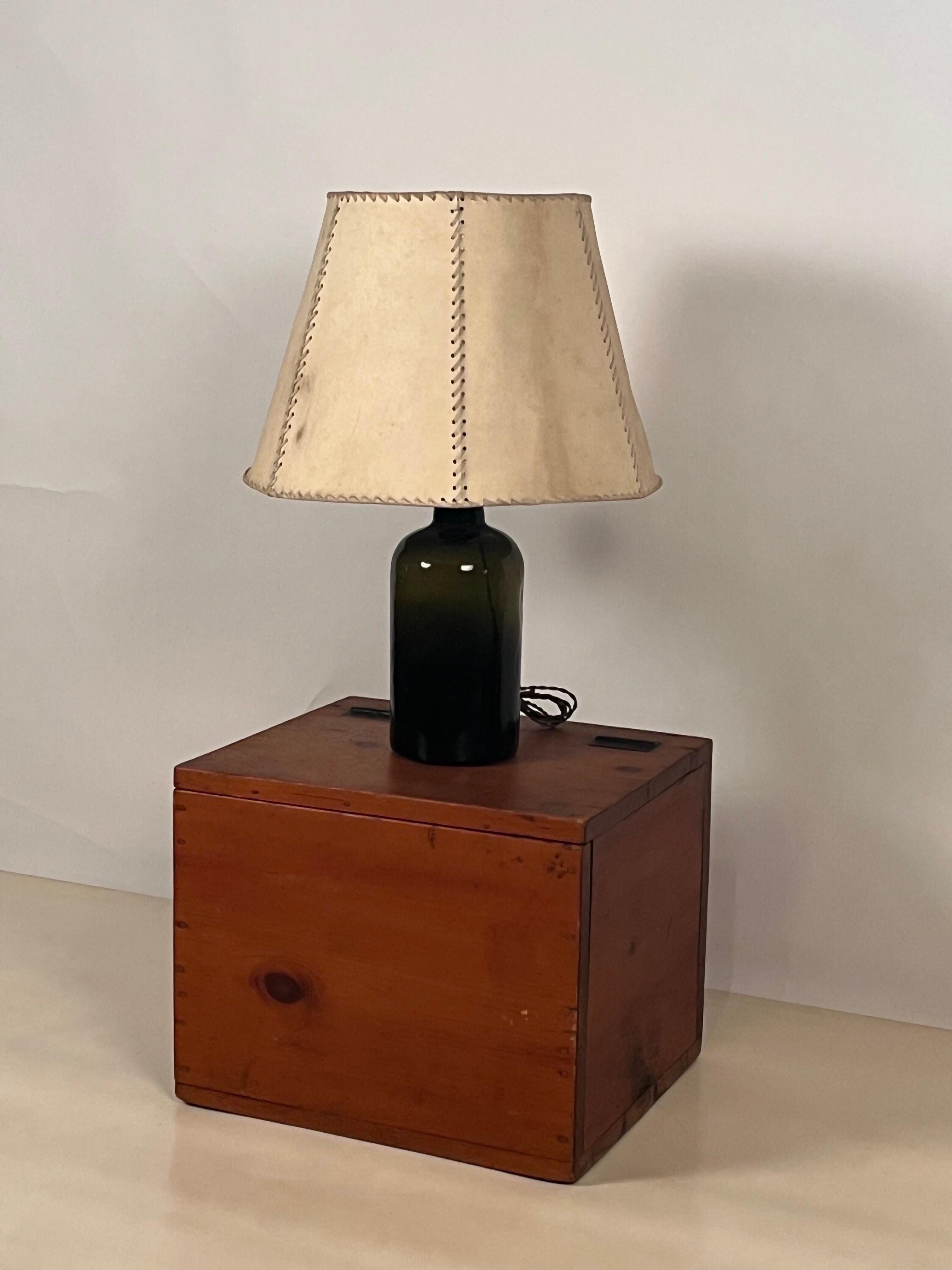Lampe aus Glasflasche und Pergamentschirm mit Kiefernholzschachtel im Stil von Luis Barragan (Organische Moderne) im Angebot