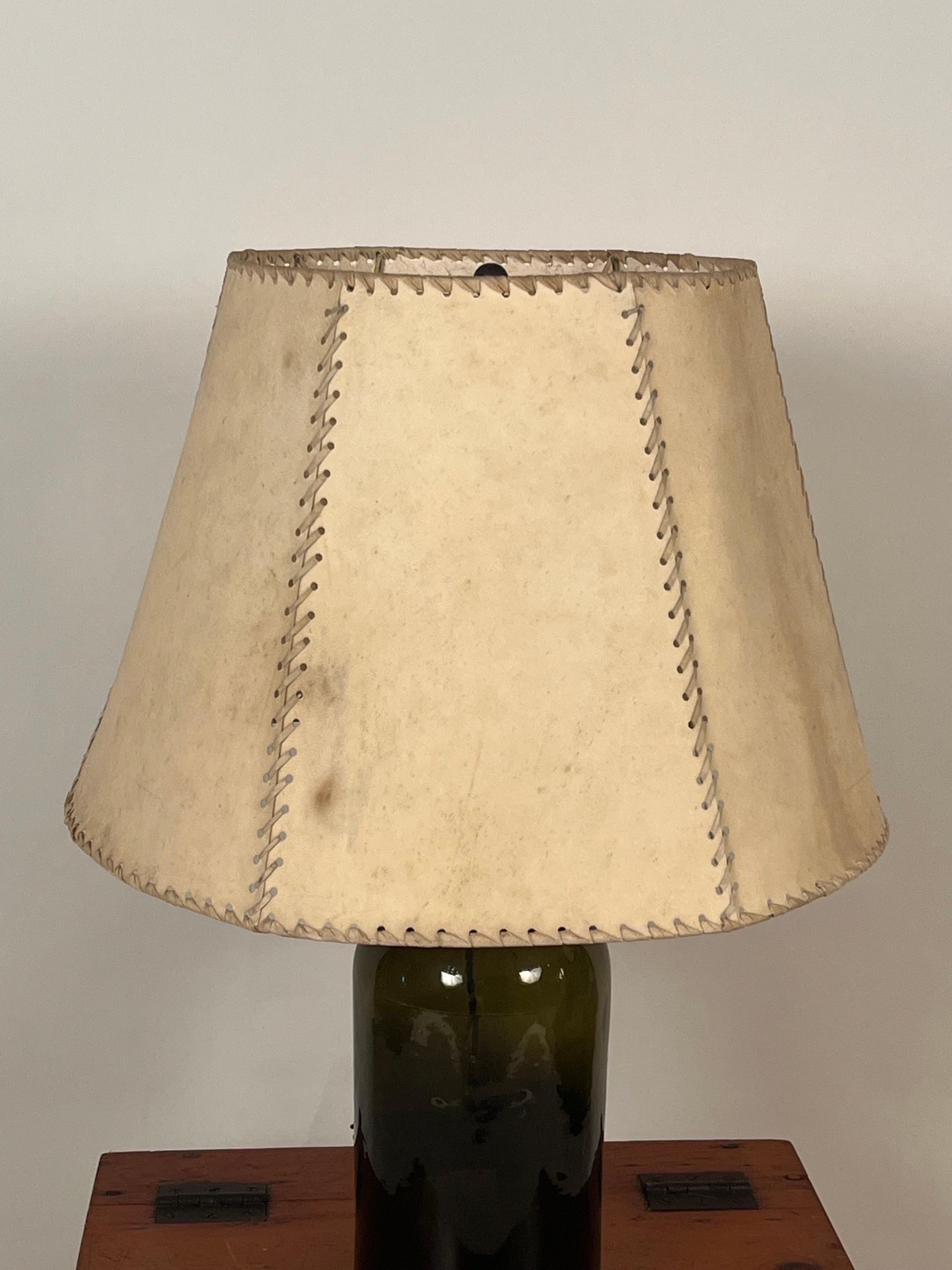 Lampe aus Glasflasche und Pergamentschirm mit Kiefernholzschachtel im Stil von Luis Barragan (Mexikanisch) im Angebot
