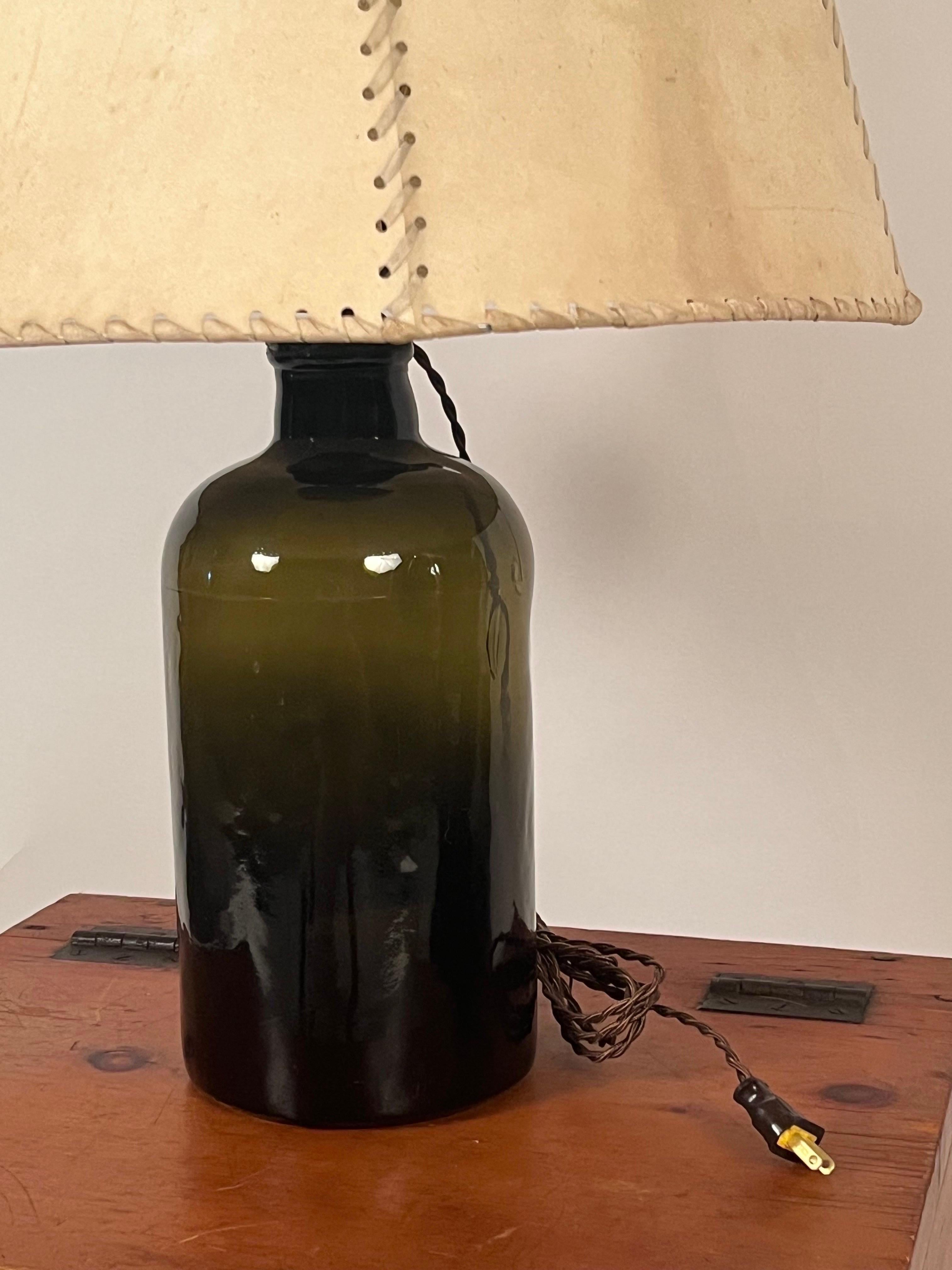 Lampe aus Glasflasche und Pergamentschirm mit Kiefernholzschachtel im Stil von Luis Barragan im Zustand „Gut“ im Angebot in Los Angeles, CA