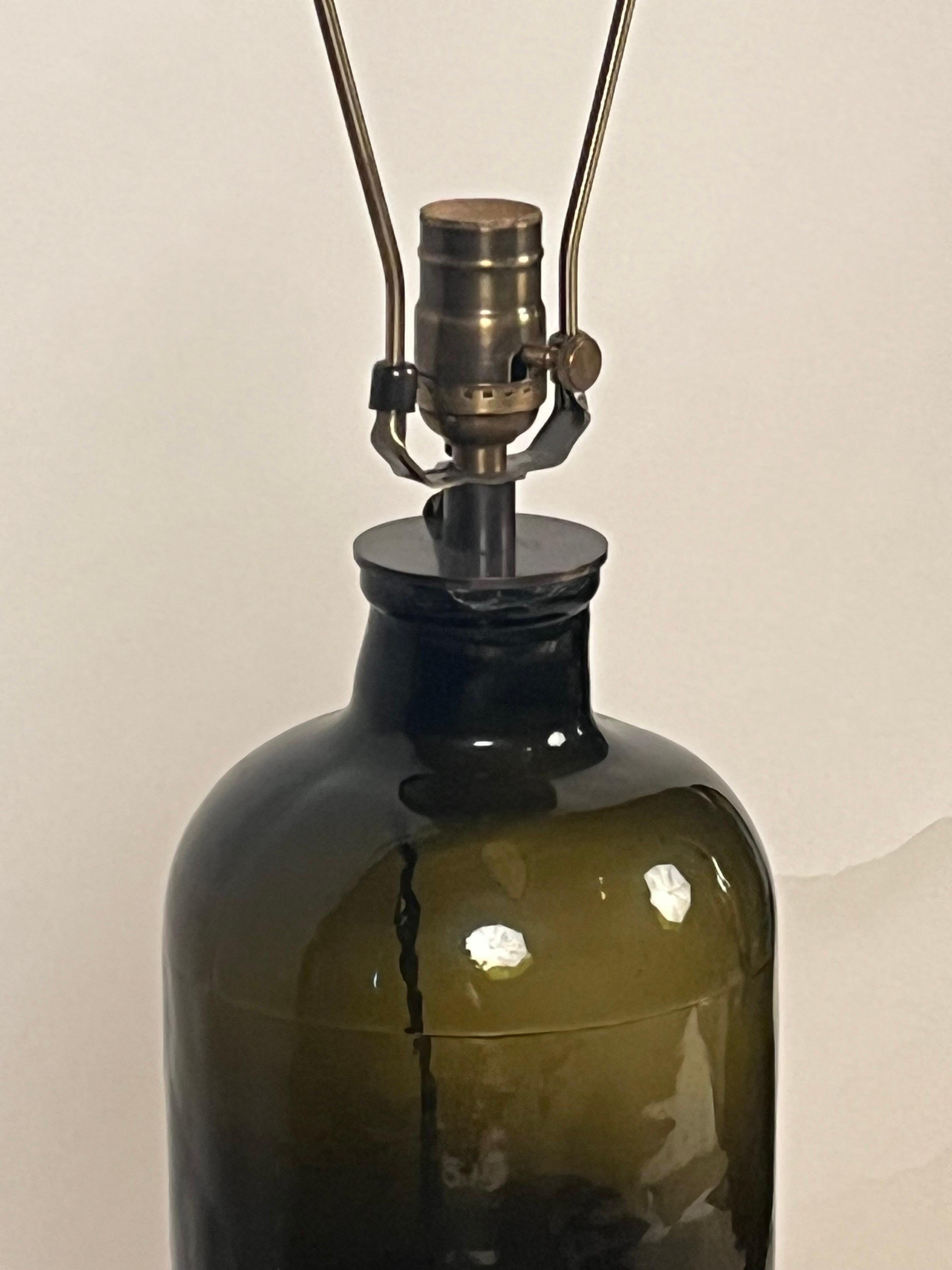 Lampe aus Glasflasche und Pergamentschirm mit Kiefernholzschachtel im Stil von Luis Barragan im Angebot 1