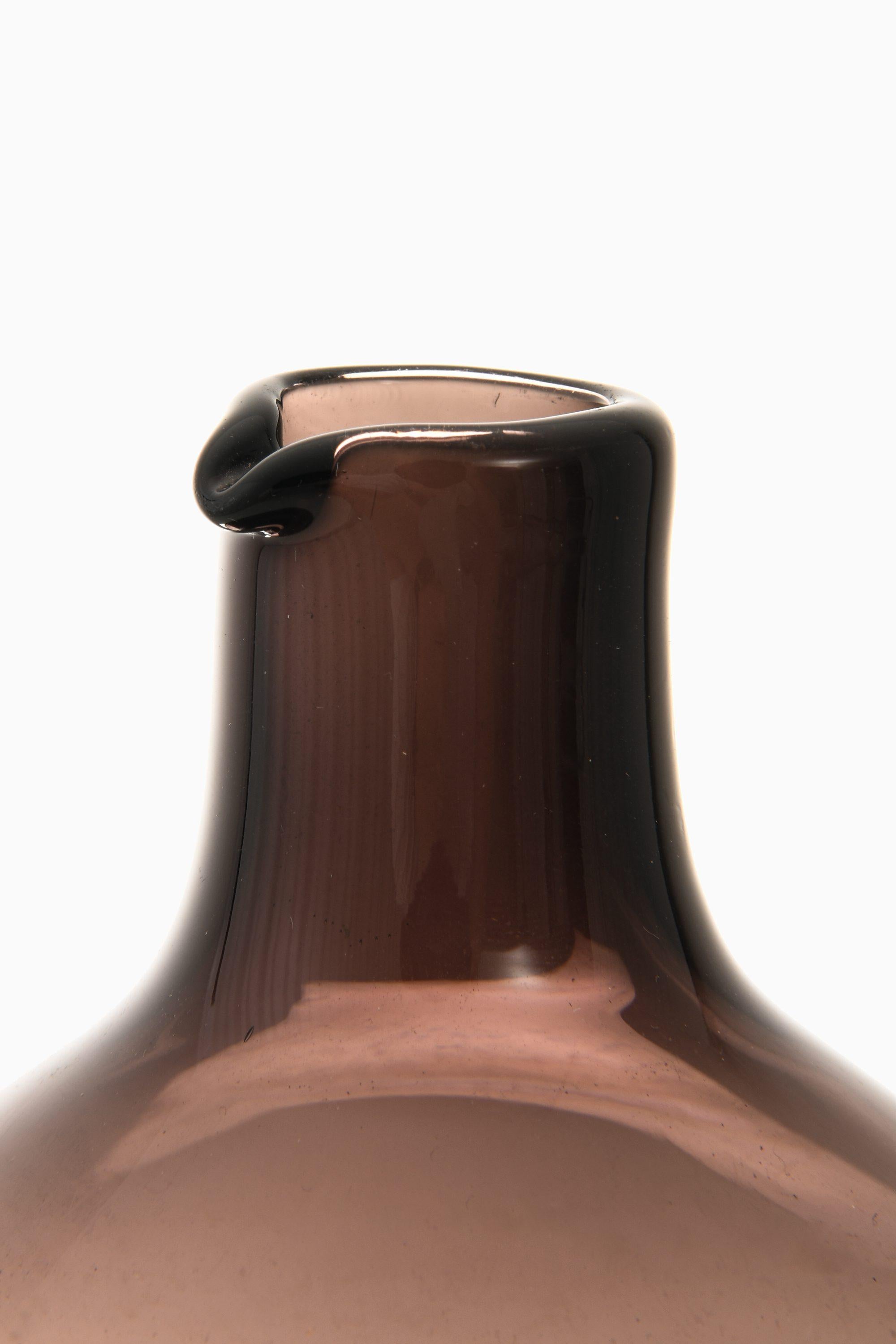 Bottiglia / Vaso in vetro di Timo Sarpaneva, 1957

Informazioni aggiuntive:
Materiale: Vetro
Stile: Metà secolo, Scandinavo
Bottiglia di vetro / vaso modello Pullo
Prodotto da Iittala in Finlandia
Dimensioni (L x P x H): 9,5 x 9,5 x 19,5