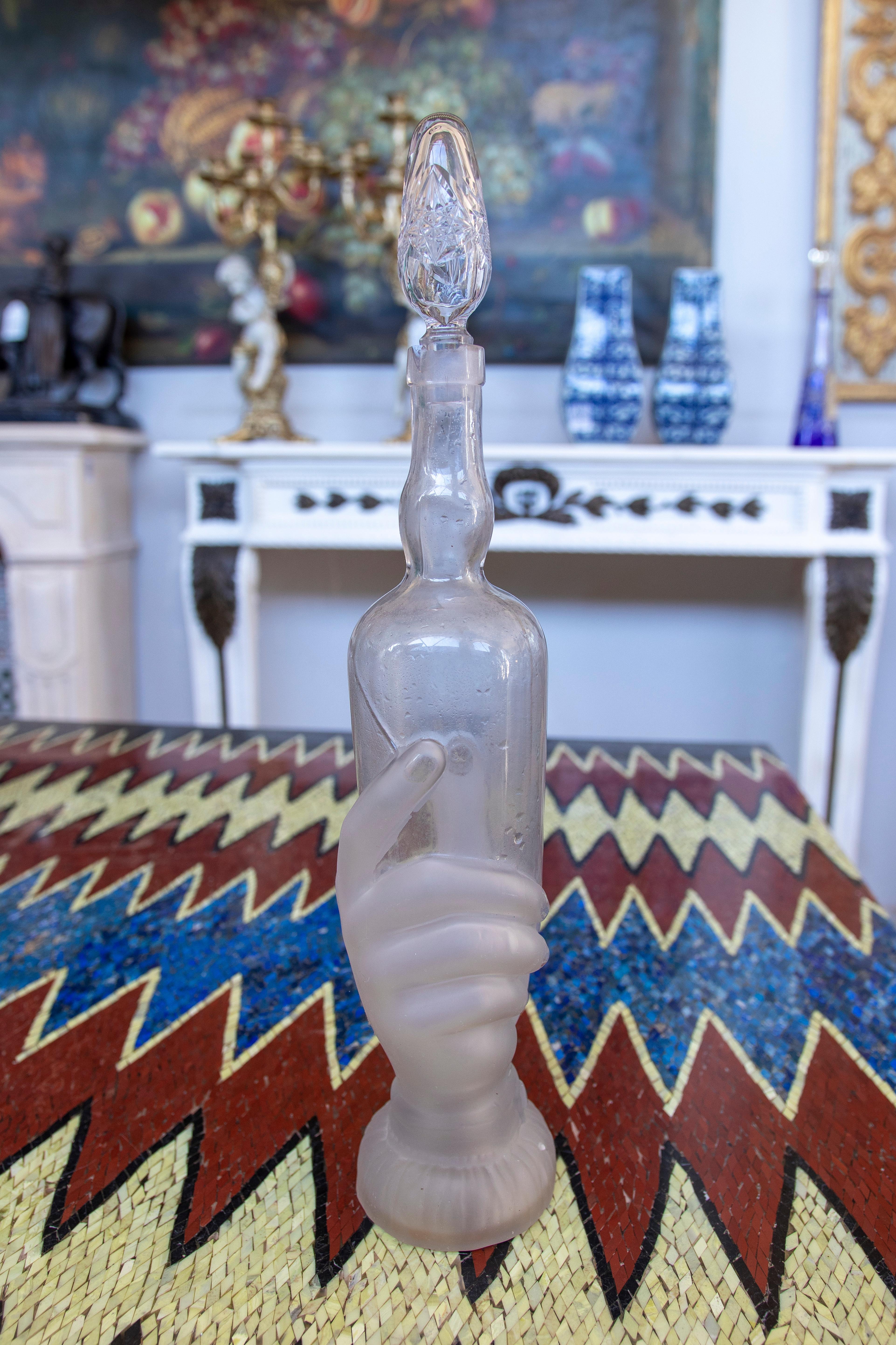 Glasflasche mit handgeformtem Sockel und durchscheinenden und normalen Oberflächen (Europäisch) im Angebot