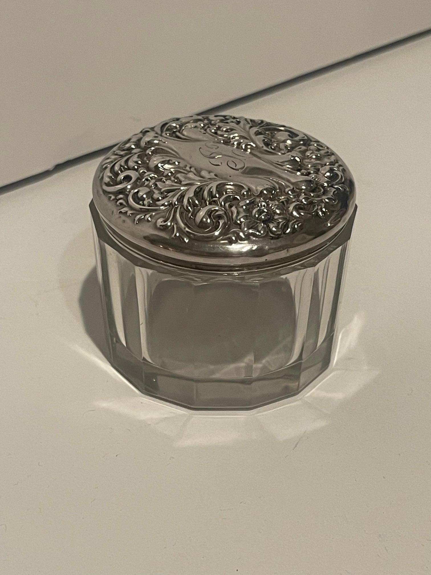 Botella de vidrio con tapa de plata de ley, finales del siglo XIX.  Sirve para guardar bastoncillos de algodón para maquillaje