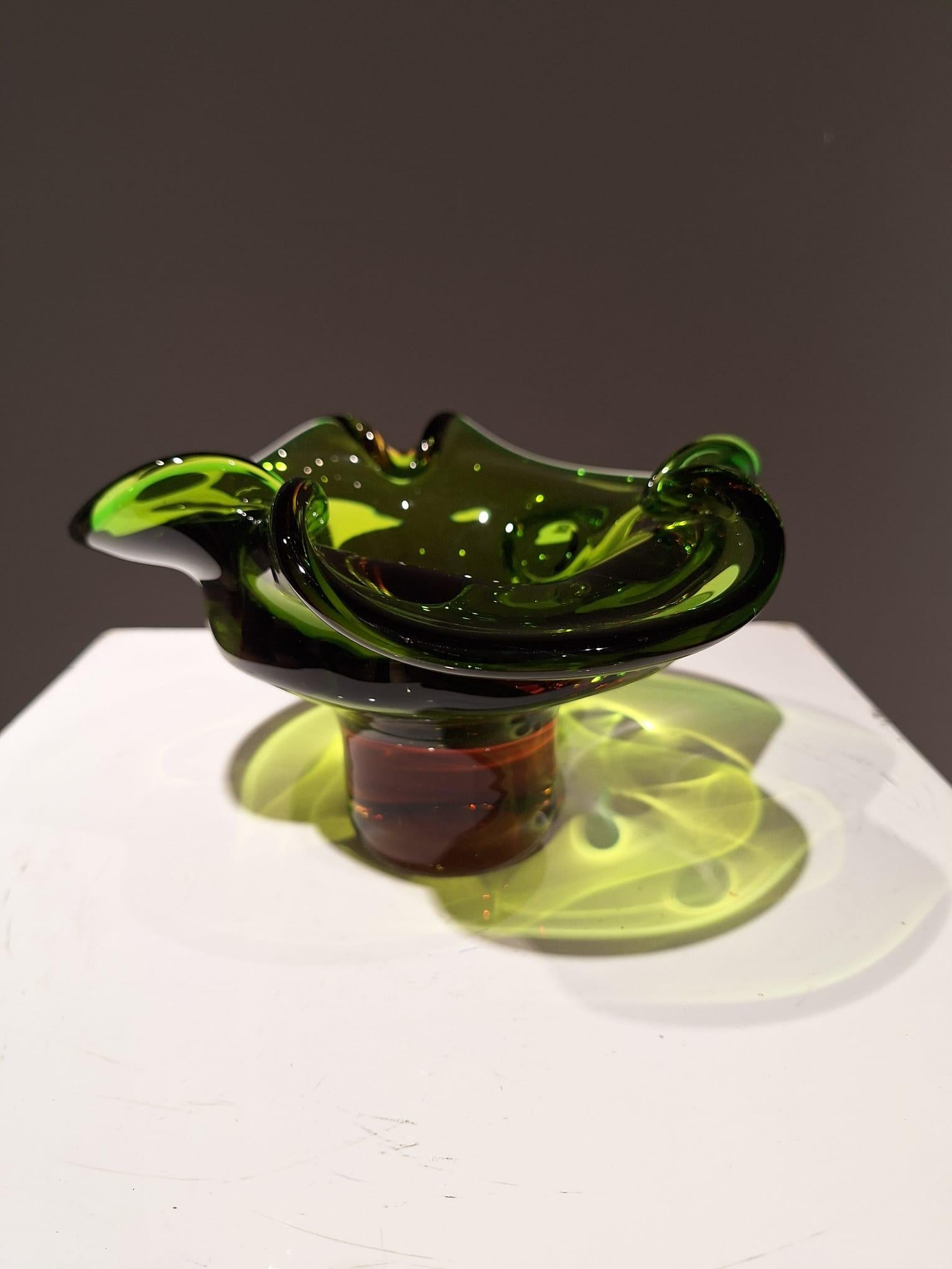 Ciotola in vetro artistico disegnata da Frantisek Zemek per la Mstisov Glass Union come parte della caratteristica serie Niagara. Quest'opera d'arte è stata realizzata negli anni '60 presso la fabbrica di vetro Mstišov Moser di Karlovy Vary e