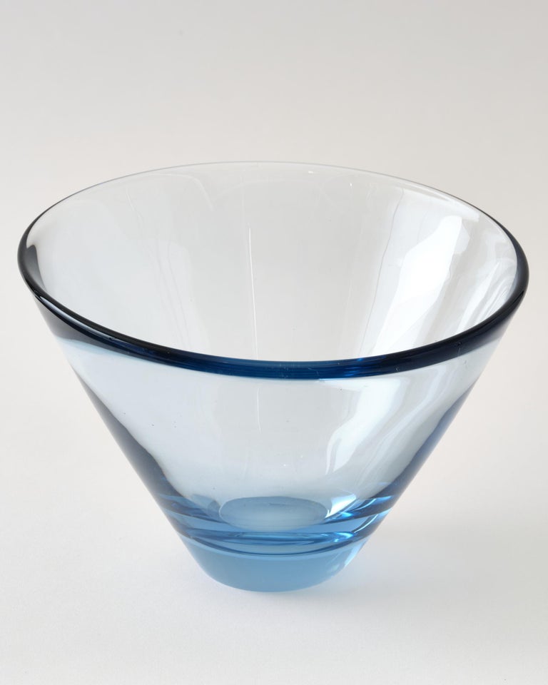 Glasschale aus Glas von Holmegaard, Dänemark, ca. 1960, hellblau, schwere  runde Form im Angebot bei 1stDibs