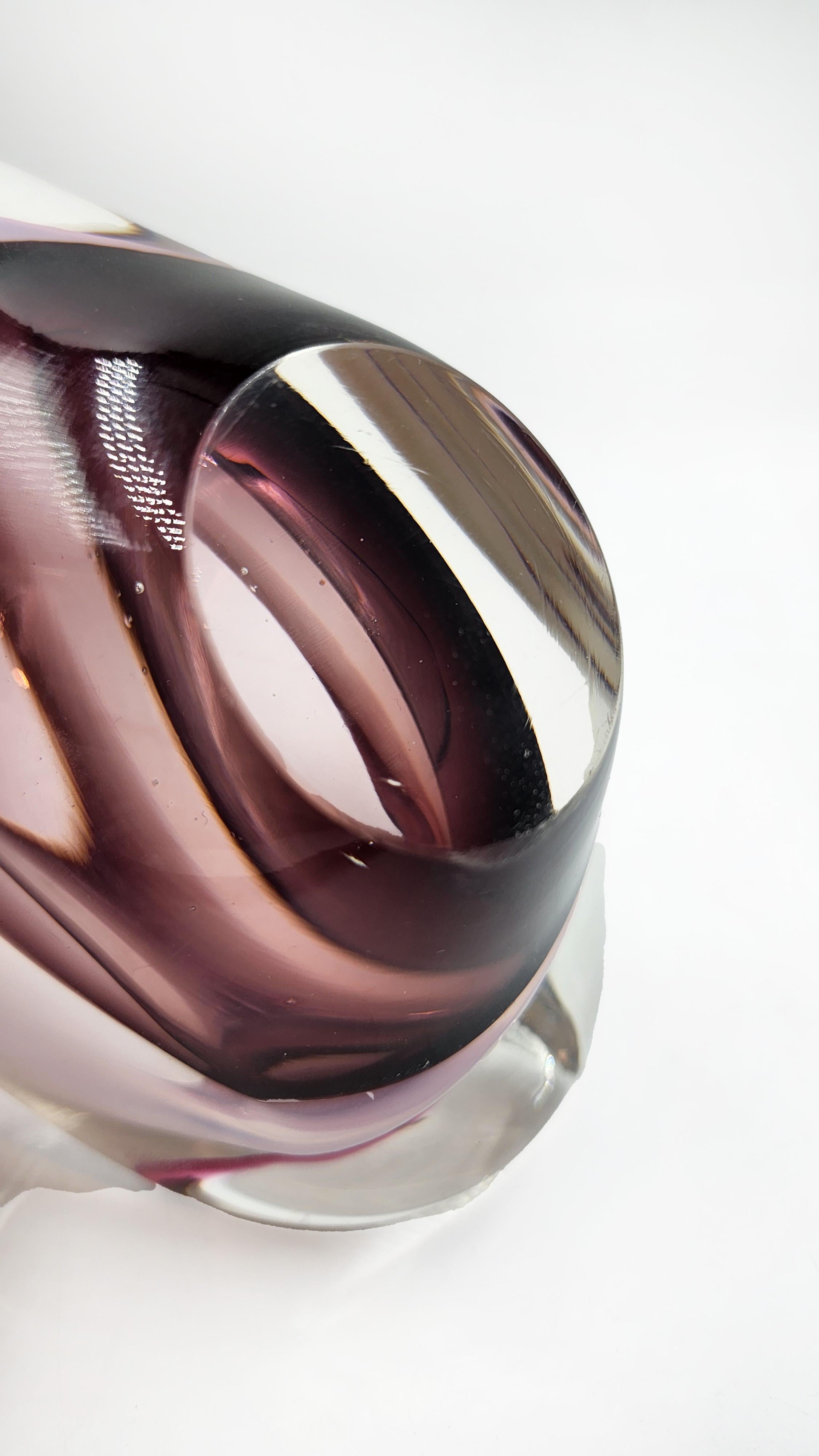 Cuenco de cristal de Josef Hospodka para Sommerso, mediados del siglo XX
Este cuenco de cristal de mediados del siglo XX, atribuido a Josef Hospodka para Sommerso, presenta una forma elíptica abovedada de perfil suave y orgánico. Su diseño incorpora