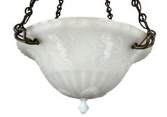 Lustre en verre en forme de coupe avec putti dansant