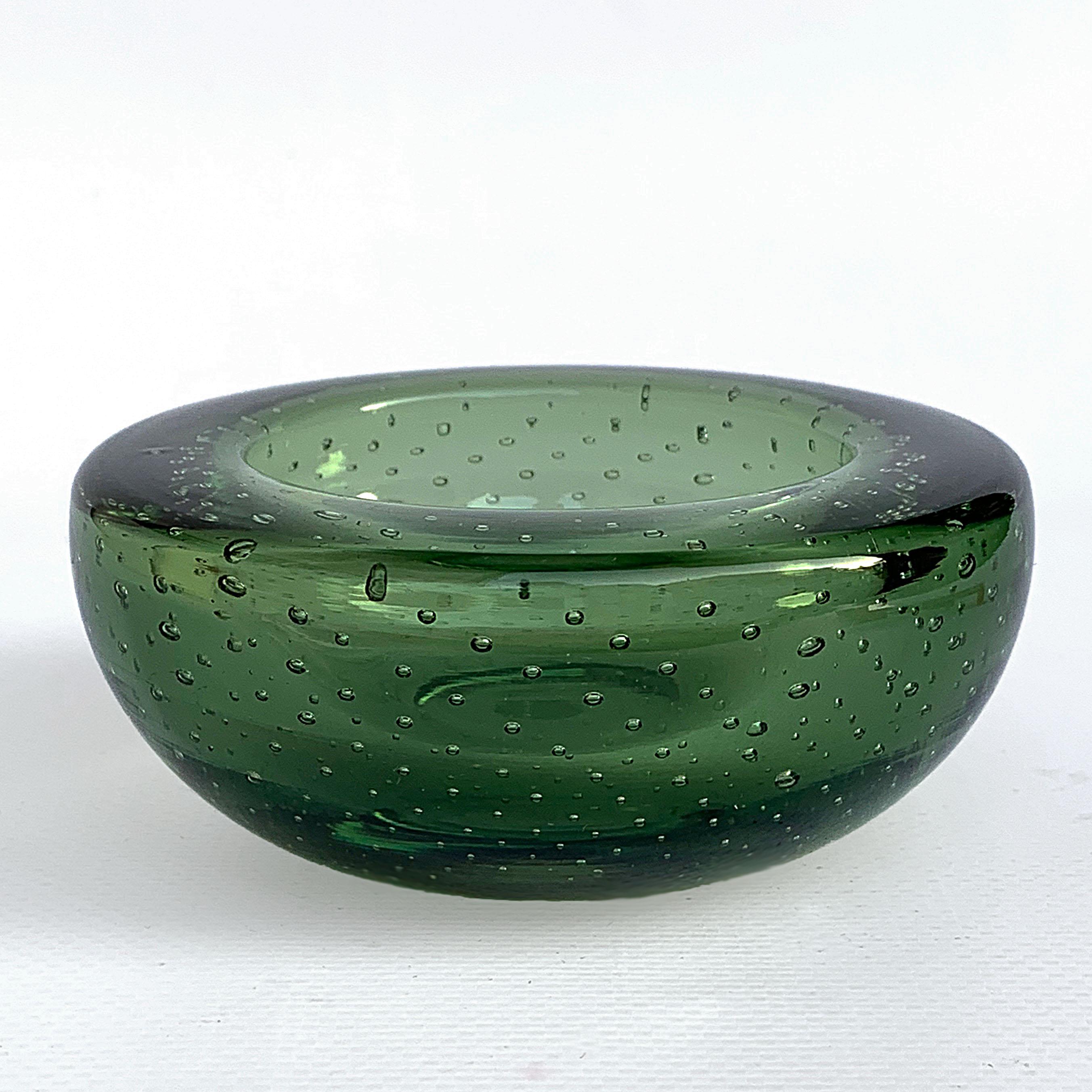 Attributed to Galliano Ferro, ashtray or glass bowl, green, controlled bubbles Murano.
Air bubbles.
No chipping.