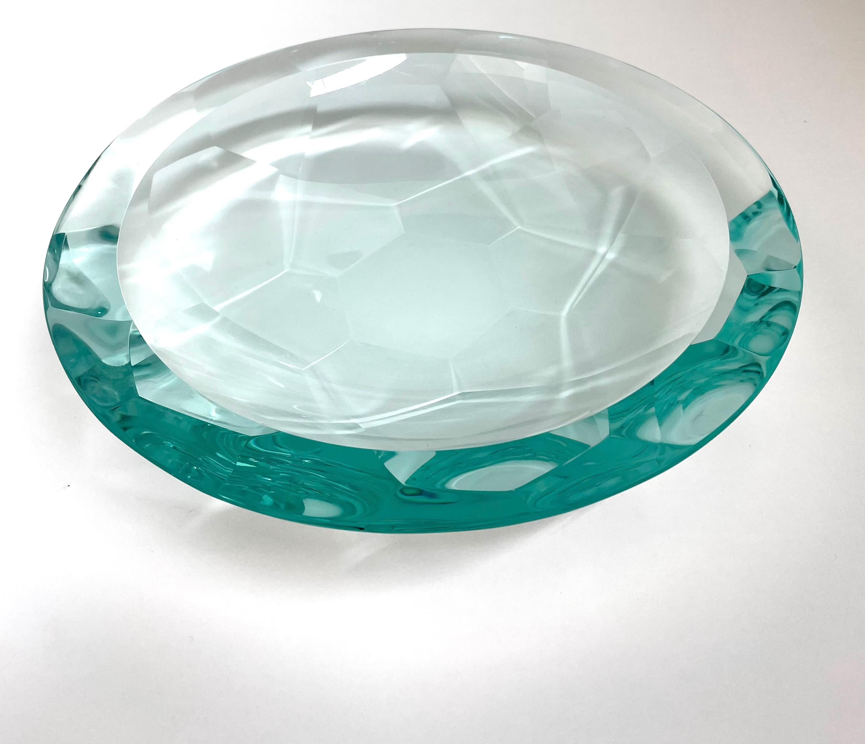 To make this bowl the crystal was curved, ground and polished by hand.
Thanks to a particular grinding technique it was possible to create a geometric pattern made of hexagons and pentagons that recreate the image of a geometric flower.
The crystal