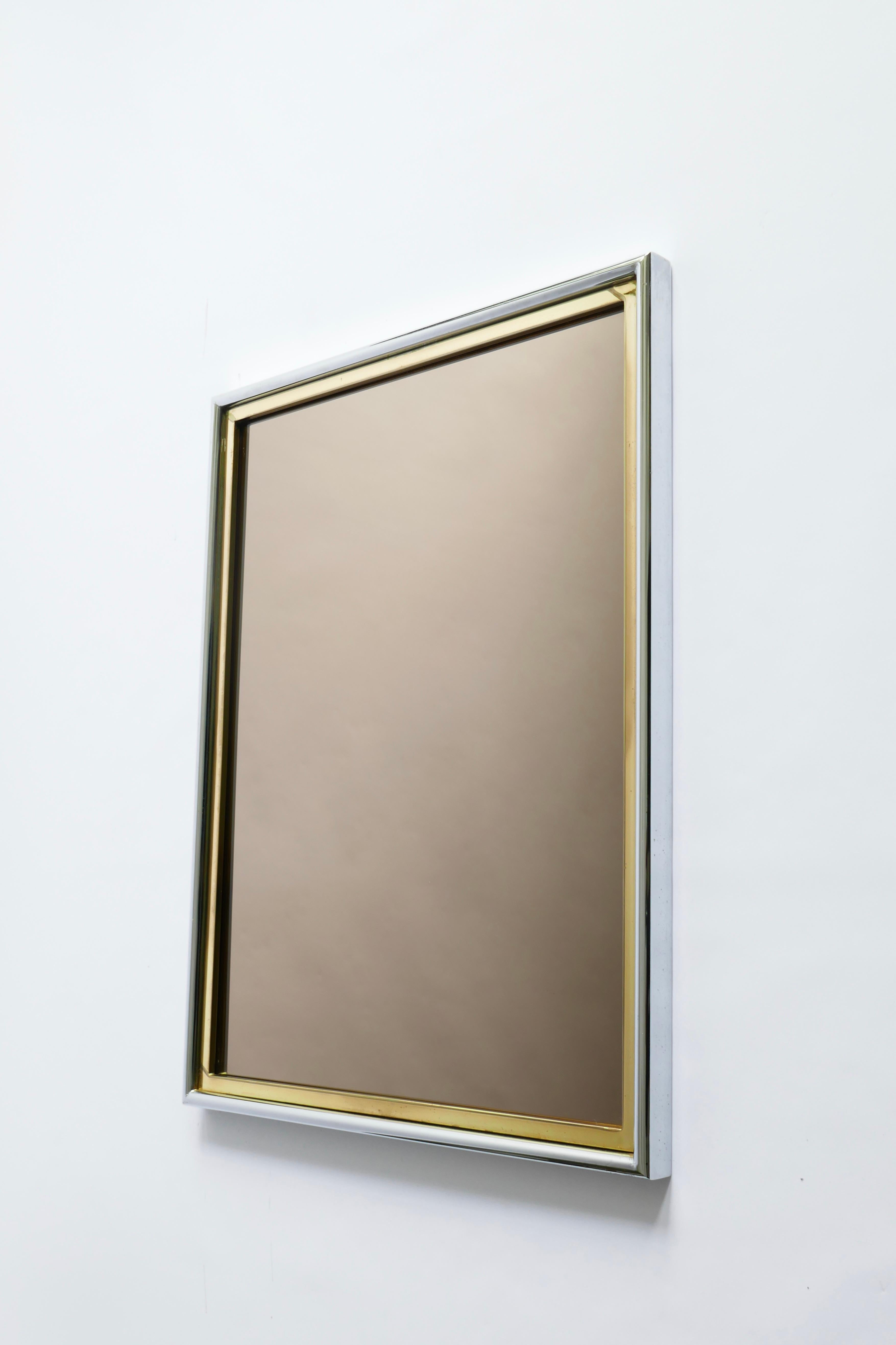 Im Stil des modernistischen Designs von Romeo Rega ein eleganter Konsolentisch mit passendem Spiegel.
Das Glas ist waagerecht angeordnet
Abmessungen:
Konsolentisch : L 130cm x T 36cm x H76cm
Spiegel: H 90 x B 70 x T 4cm
Italien, 1970er Jahre.