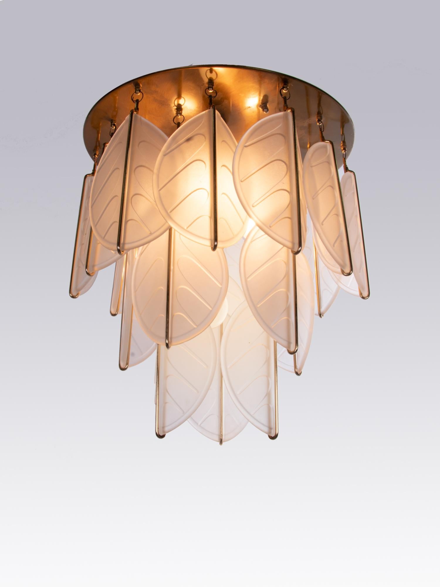 Elegant chandelier with glass leaves hanging on a brass frame. Manufactured in Italy in the 1970s. 

Measures: d 15.75