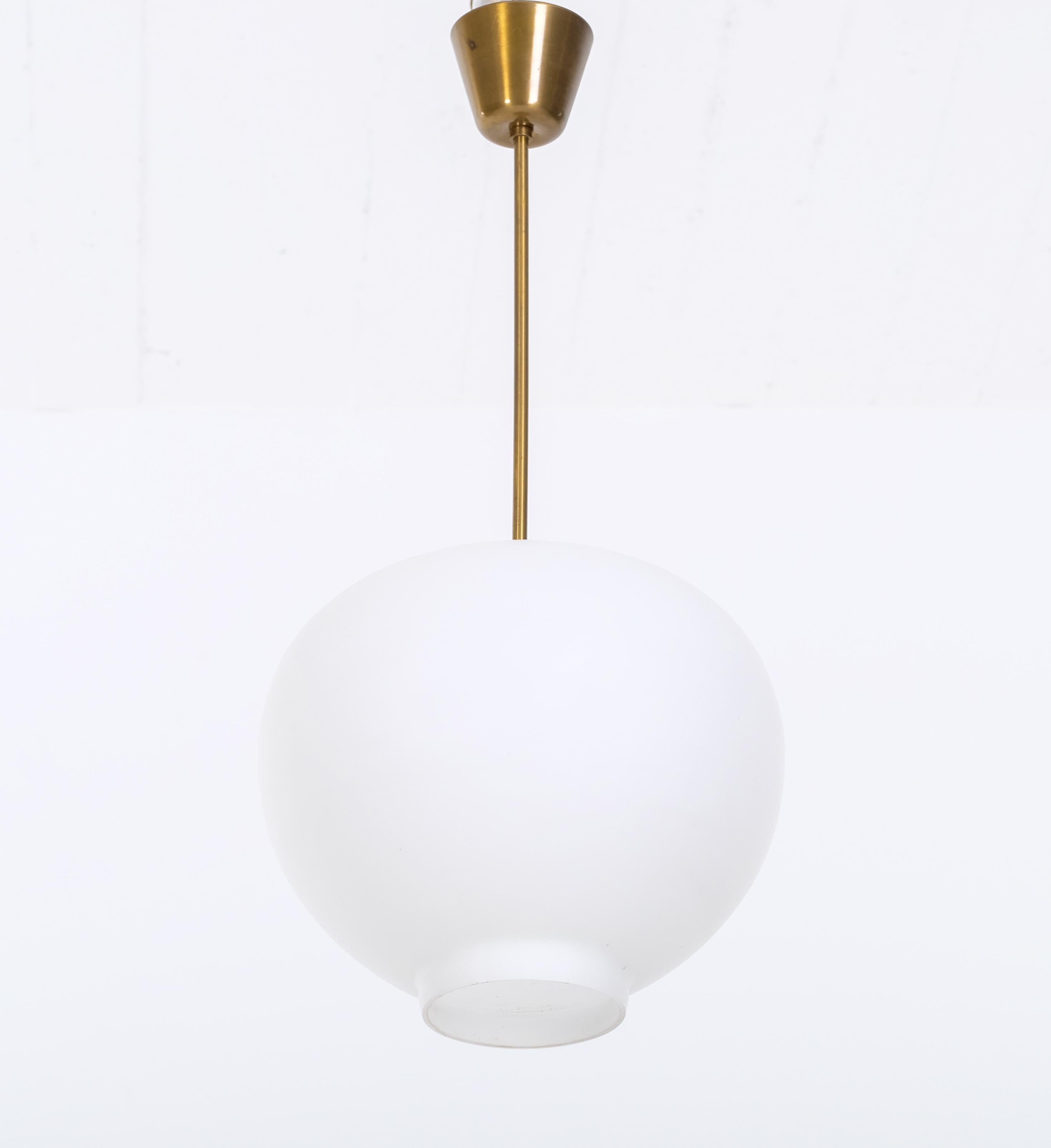 Mid-20th Century Glass & Brass pendant by Böhlmarks, Sweden, 1950s For Sale
