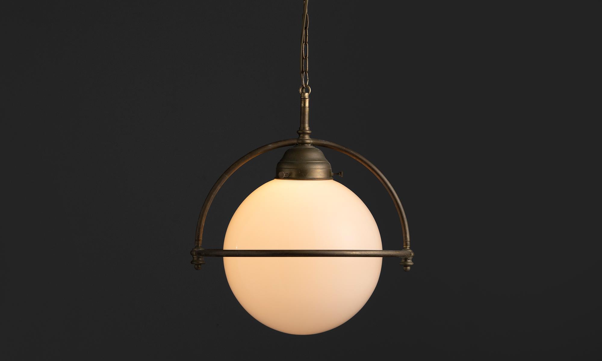 Ciondolo in vetro e ottone

Francia, 1960

Globo in vetro lattiginoso opalino con cornice in ottone.

15