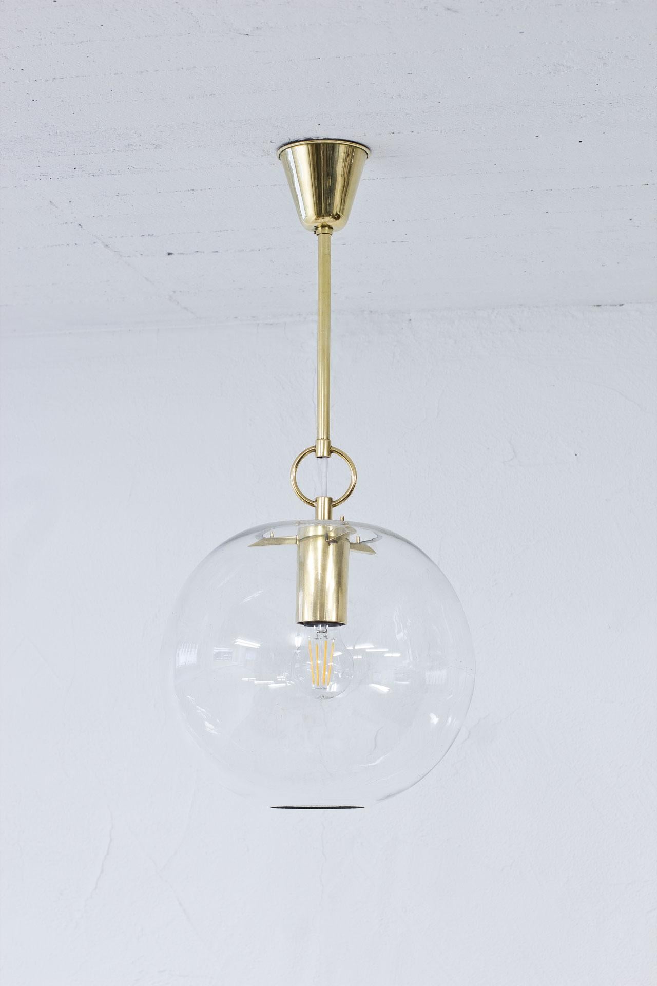 Pendant lamp designed and manufactured by Hans-Agne Jakobsson in Sweden during the 1950s.
Brass fittings with original clear glass shade.