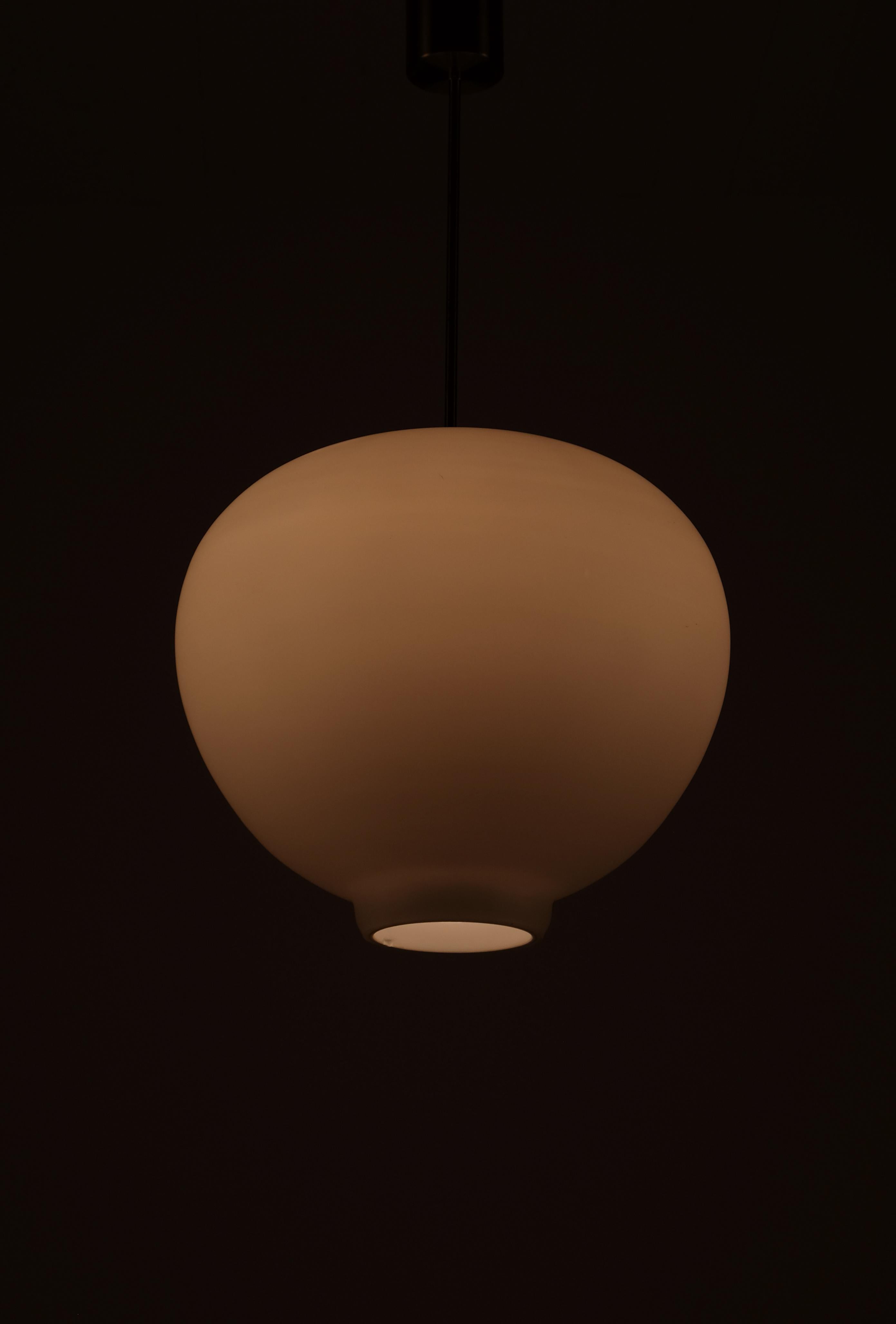 Swedish glass and brass pendant, produced 1950s.
Good condition.  
Diameter: 46 cm