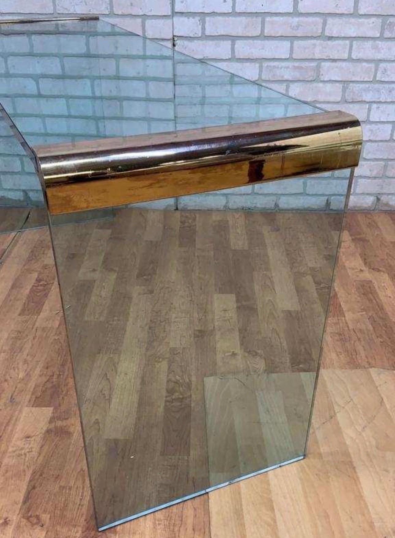 XX secolo Tavolino da caffè e console a cascata in vetro e ottone di Leon Rosen per Leon Pace, Set di 2 in vendita