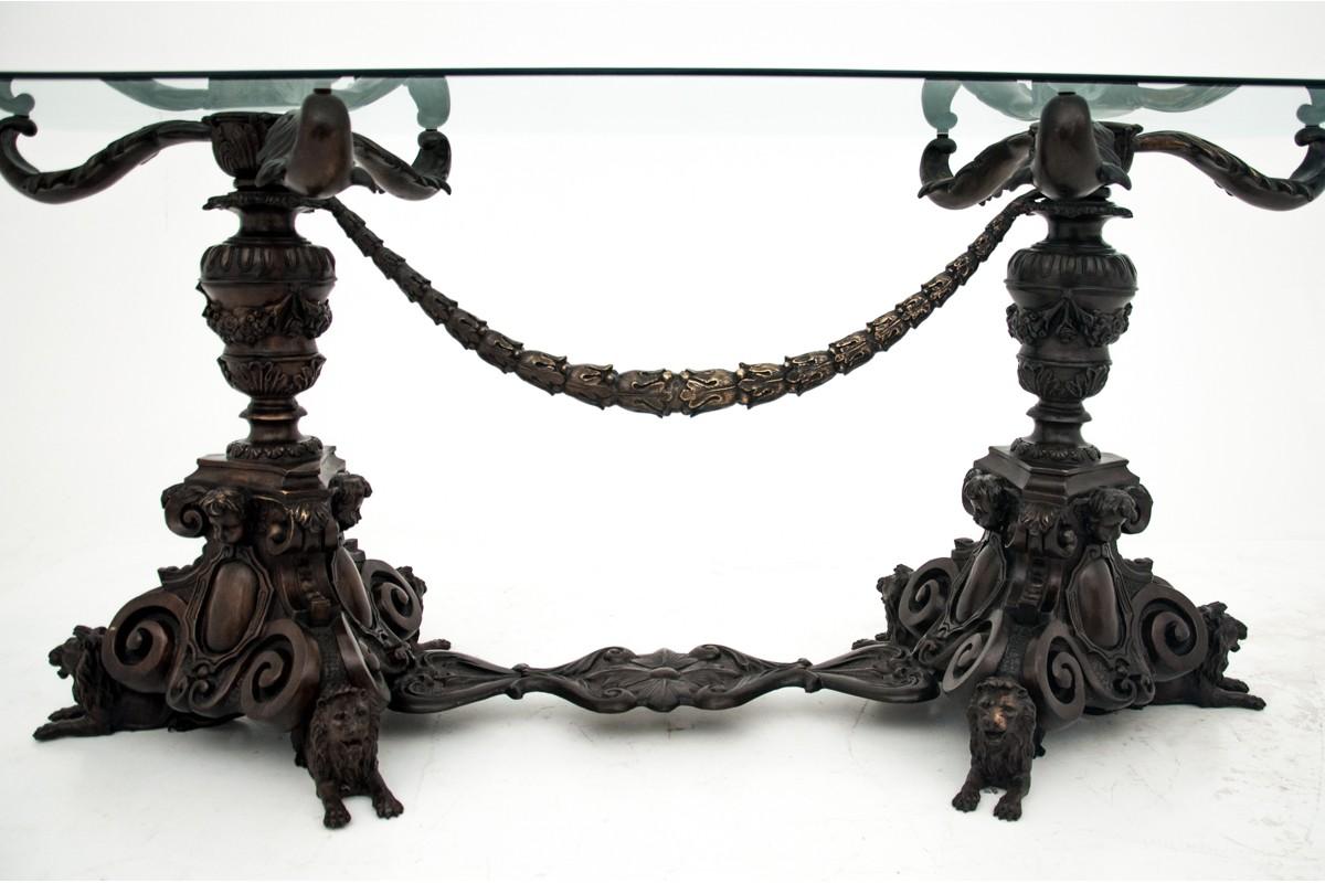 A stylish table from the mid-20th century.

Year: circa 1950

Origin: Western Europe

Material: Bronze

Dimensions: Height 82 cm, width 200 cm, depth 80 cm.