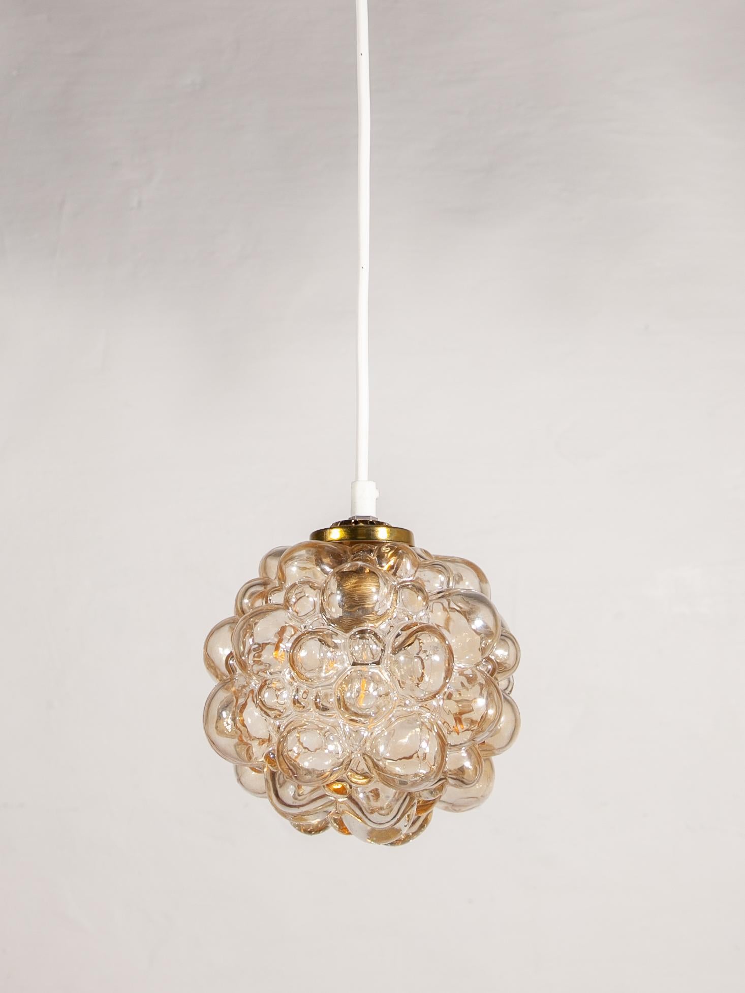 Glass Bubbled Pendelleuchte entworfen von Helena Tynell für Glasshutte Limburg (Messing) im Angebot