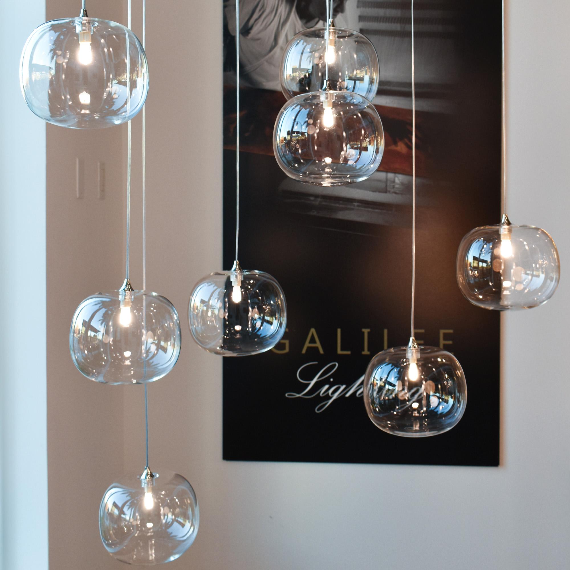 Fait main Lustre à bulles de verre avec 34 pendentifs transparents en forme de grappe et de cascade en vente