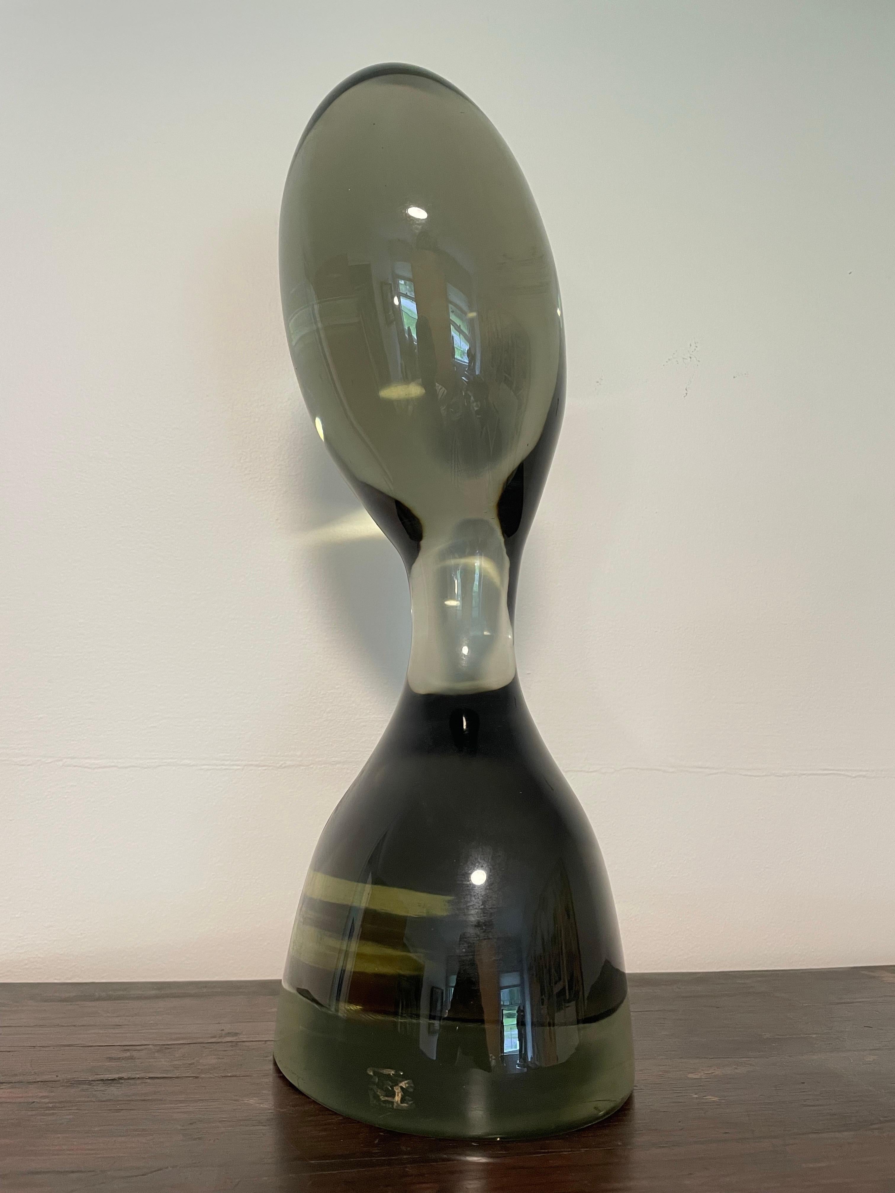 Scultura in vetro a forma di busto intitolata Testa di Donna di Livio Seguso. Firmato in basso, datato 22-3-1976.
Questo splendido esempio del lavoro di Seguso è realizzato nel suo famoso vetro affumicato che diventa lavanda con una certa