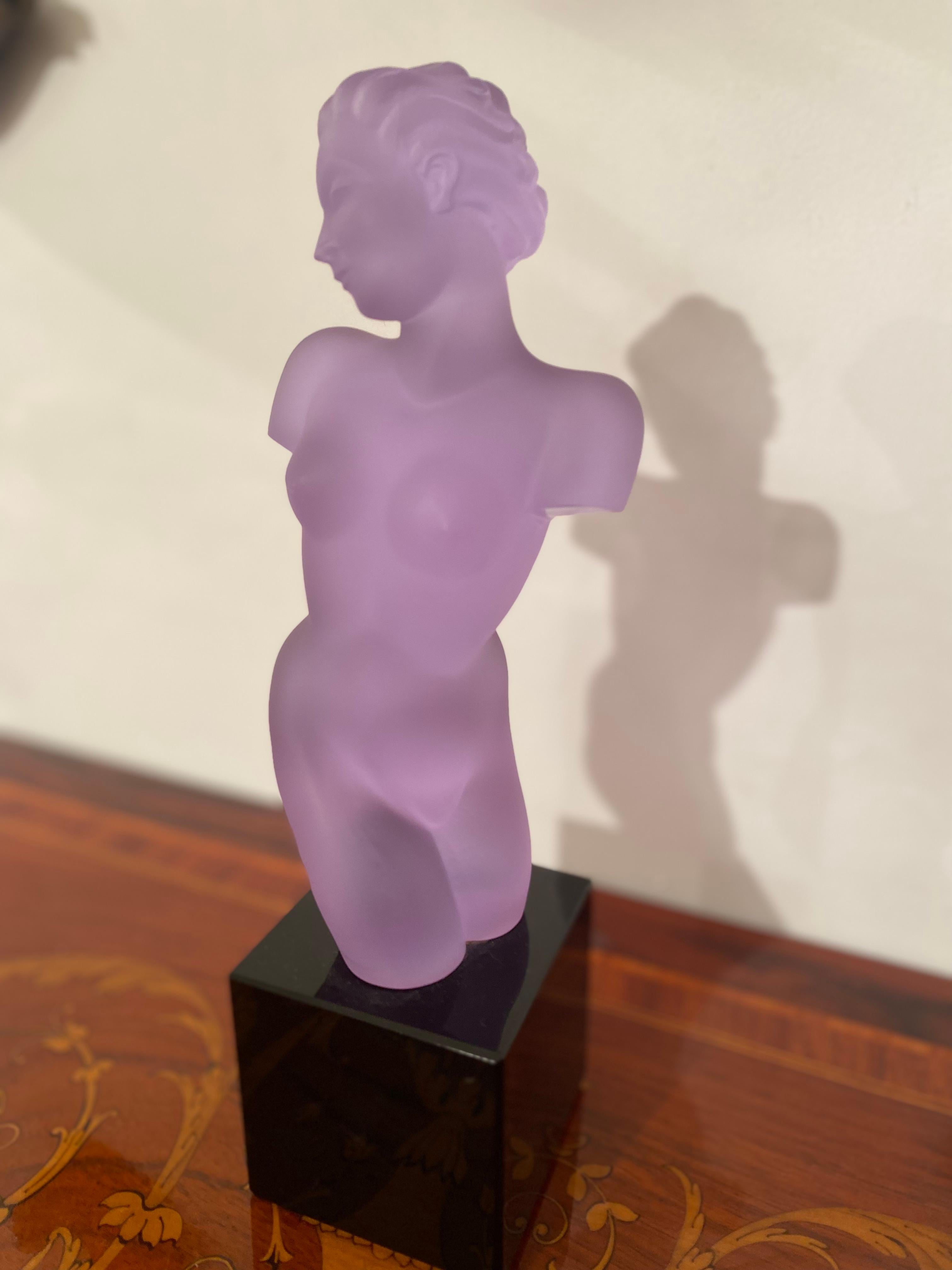 Glass bust in purple by Eleon Von Rommel
Bust on base 
Dimensions: H 30 x W 10cm x 10 cm 
Design 1930
Glass 
Art deco
Price: 350 € (€).