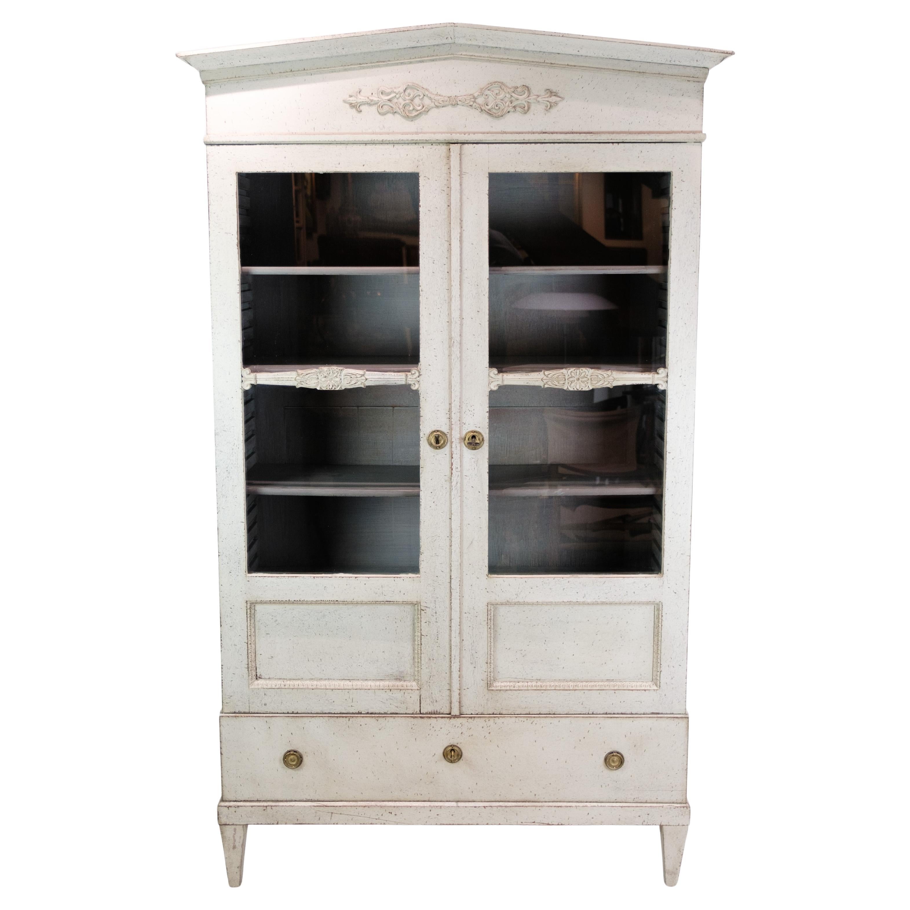 Vitrina de cristal pintada en gris de la década de 1810