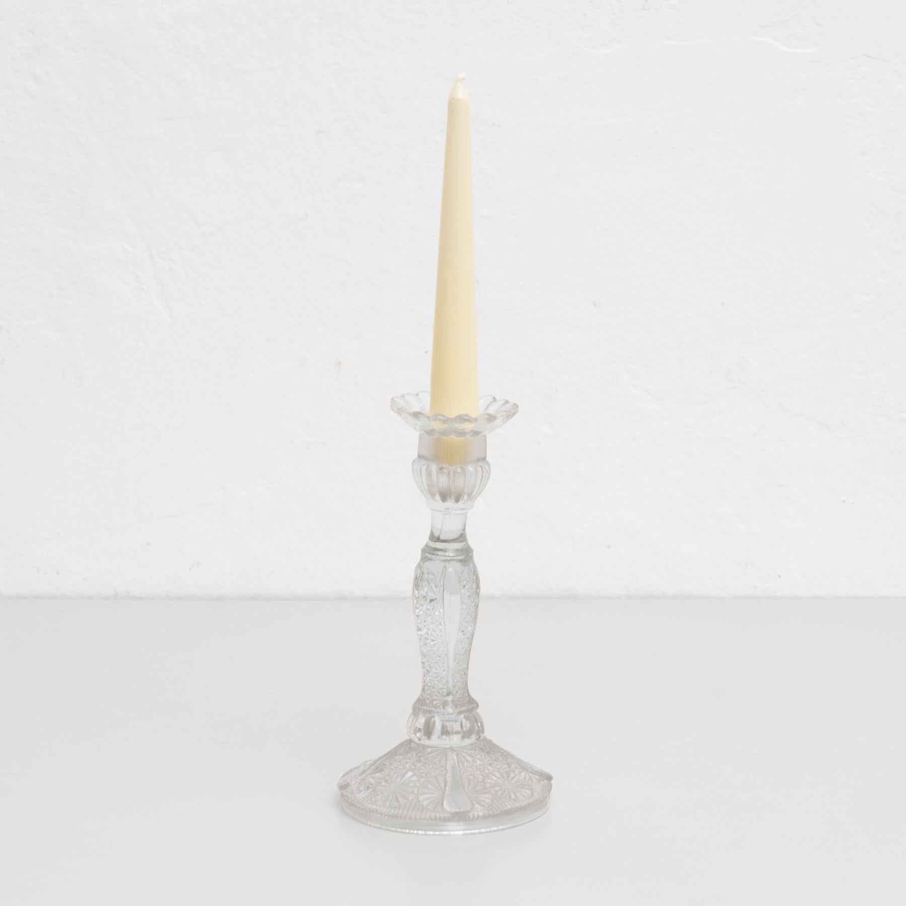 Portacandele in vetro, 1960 circa.    Di un produttore sconosciuto. Spagna.  In condizioni originali, con lievi usure dovute all'età e all'uso, che conservano una bella patina.    Materiali:  Vetro.     