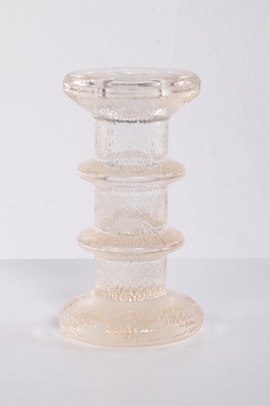 Glas-Kerzenständer Design von Staffan Gellerstedt, 1970er Jahre

Ein Glaskerzenhalter aus Skandinavien: Kerzenhalter mit mehreren Ringen, entworfen von Staffan Gellerstedt, hergestellt von Pukeberg 1966.

Dieses Glasobjekt aus den 1970er Jahren 
hat