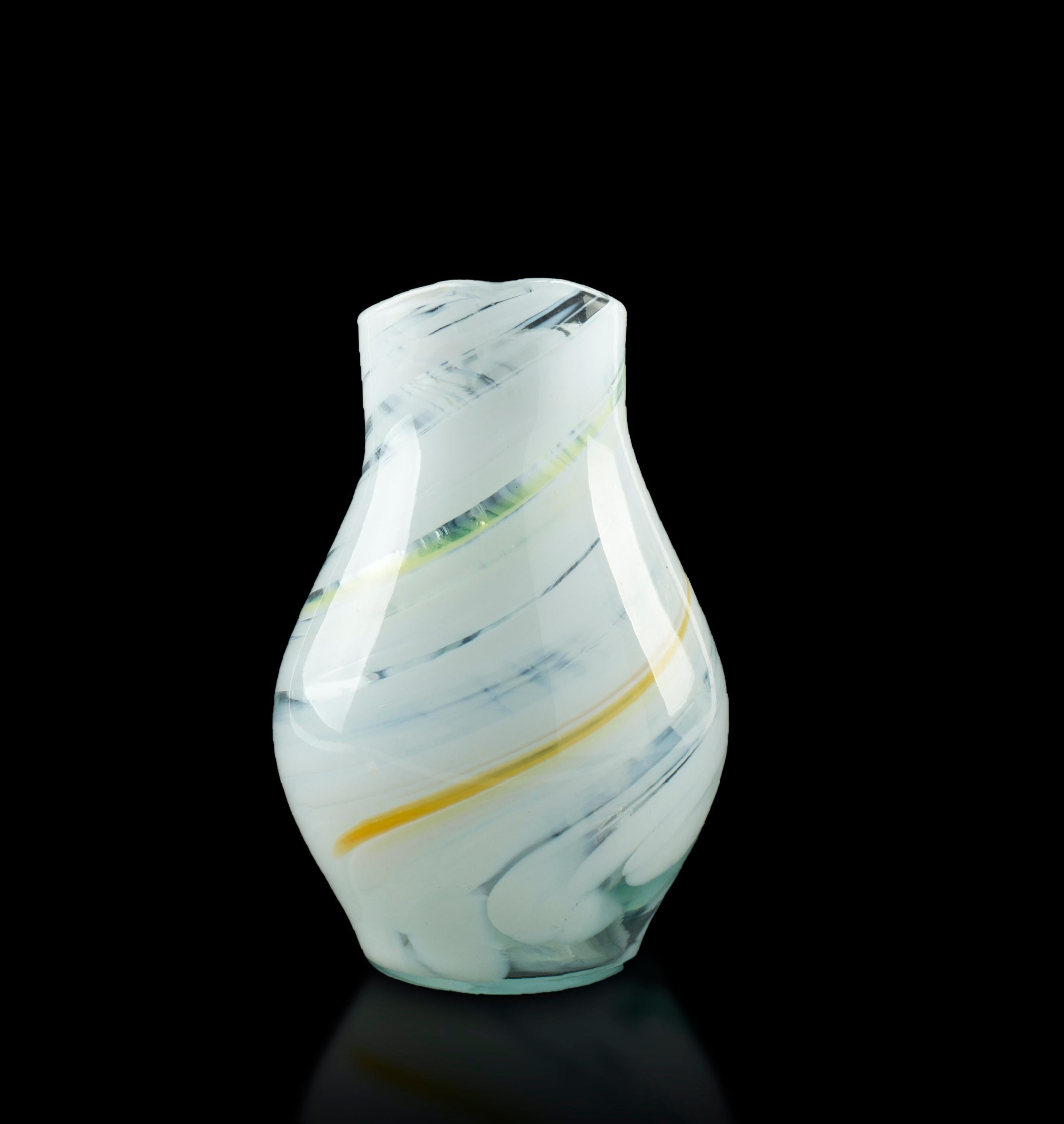 Diese Glaskaraffe ist ein wunderschöner weißer Glaskrug mit gelben und grünen Schlieren, der in den 1980er Jahren von einer nordeuropäischen Manufaktur hergestellt wurde.

Dieses dekorative Objekt ist in ausgezeichnetem Zustand.

Dieses Objekt wird