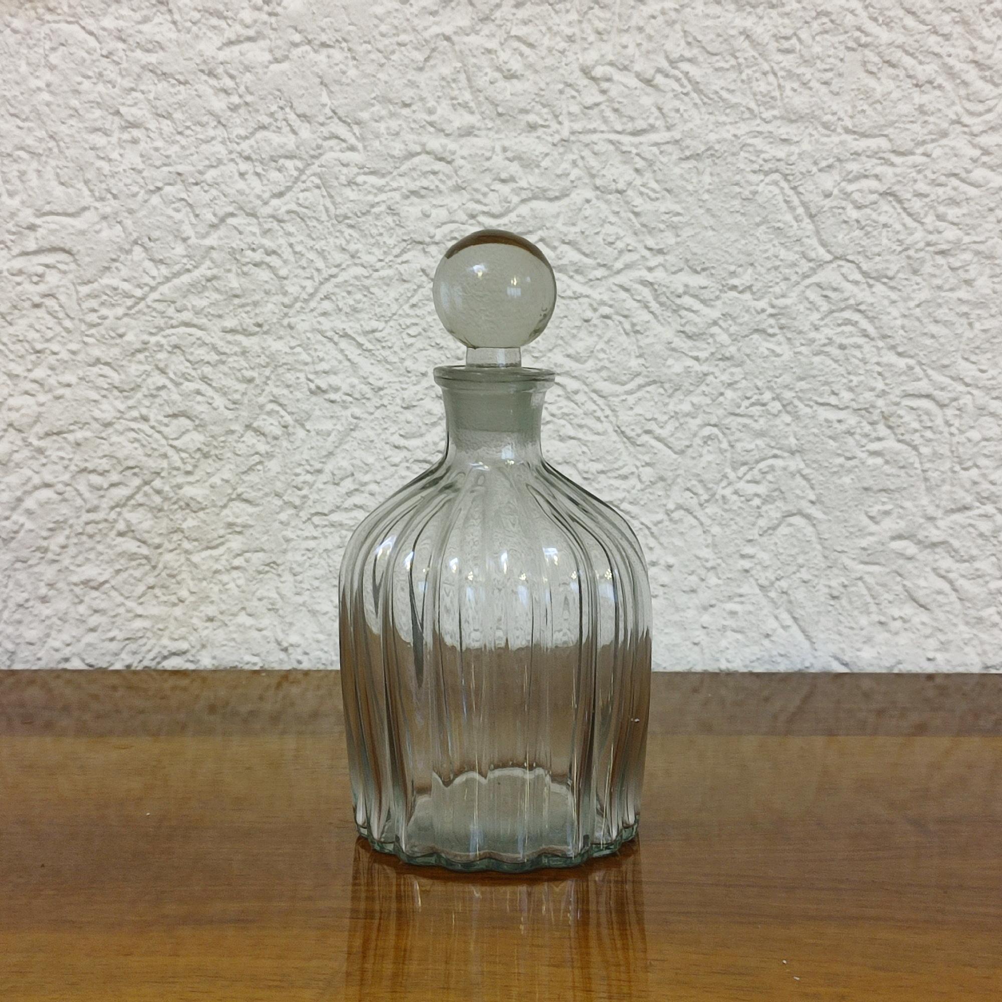 Glaskaraffe - Geripptes Kristall mit kugelförmigem Stopfen, Schweden ca. 1920-1950 (Art déco) im Angebot
