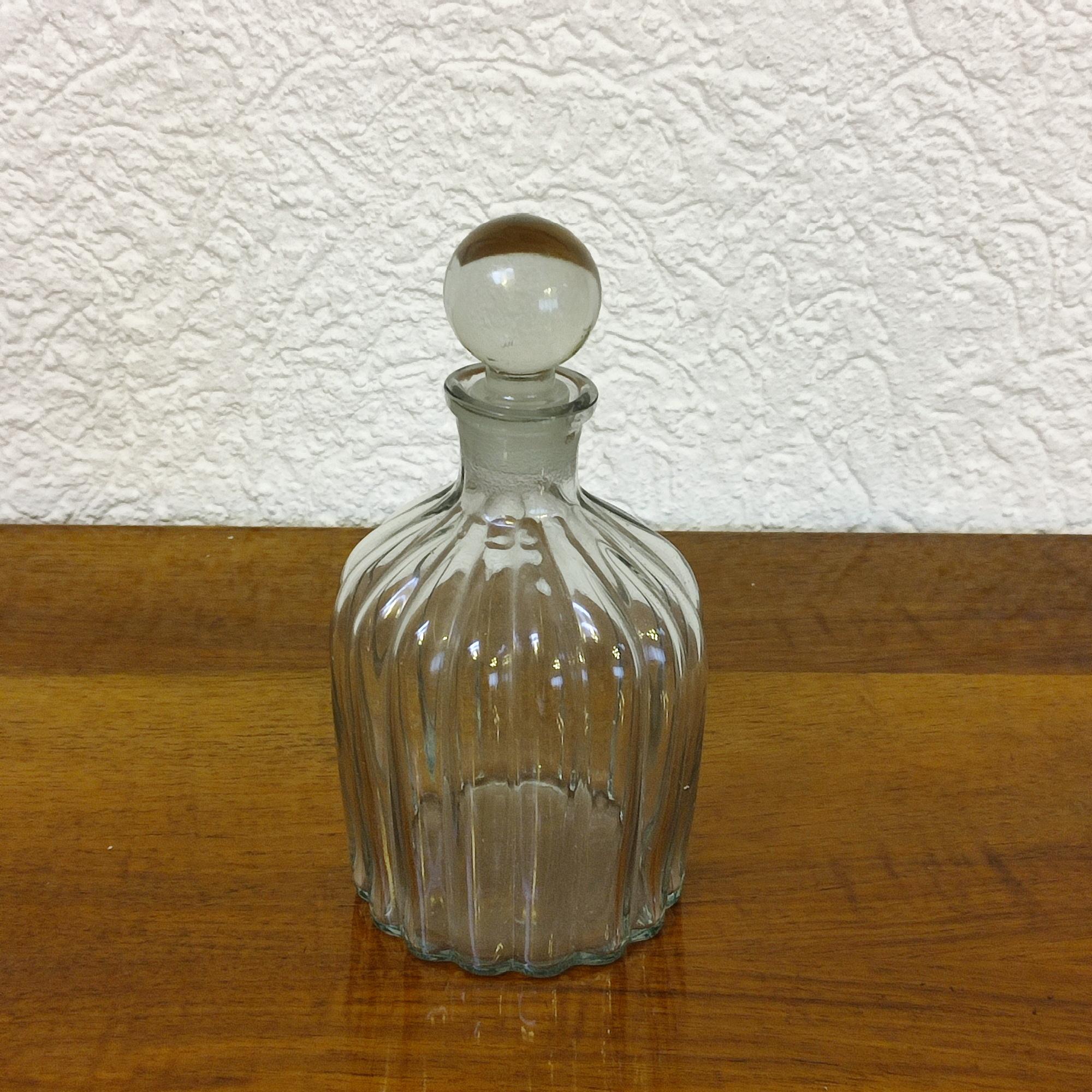 Glaskaraffe - Geripptes Kristall mit kugelförmigem Stopfen, Schweden ca. 1920-1950 im Zustand „Hervorragend“ im Angebot in Bochum, NRW