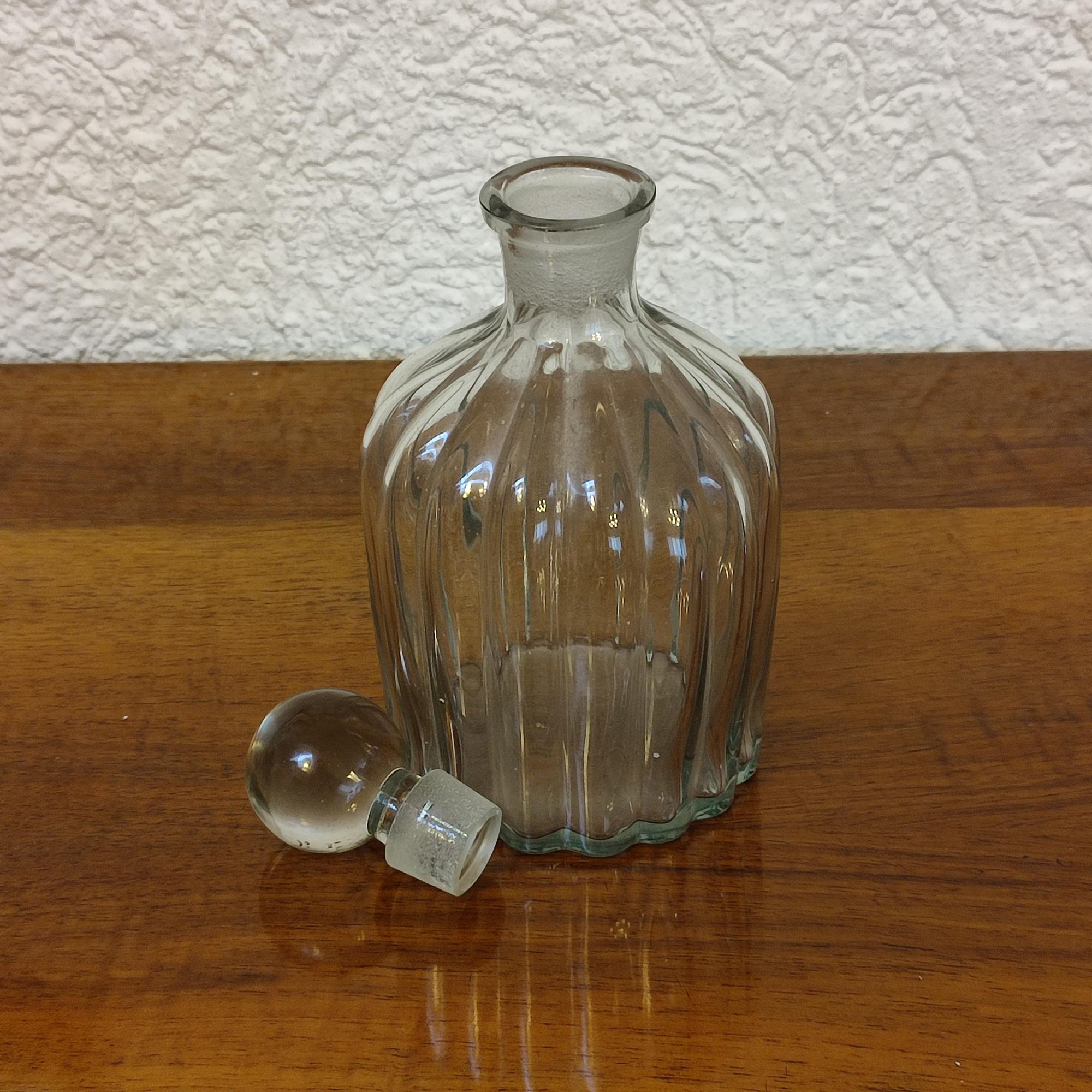 Glaskaraffe - Geripptes Kristall mit kugelförmigem Stopfen, Schweden ca. 1920-1950 (Mitte des 20. Jahrhunderts) im Angebot