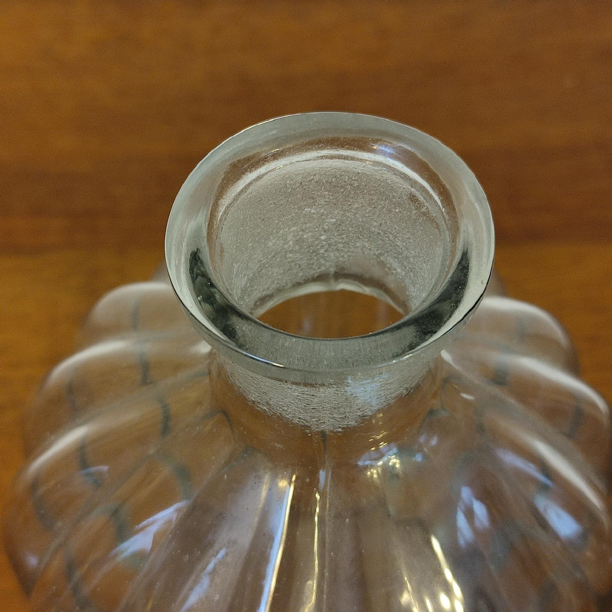 Glaskaraffe - Geripptes Kristall mit kugelförmigem Stopfen, Schweden ca. 1920-1950 (Geblasenes Glas) im Angebot
