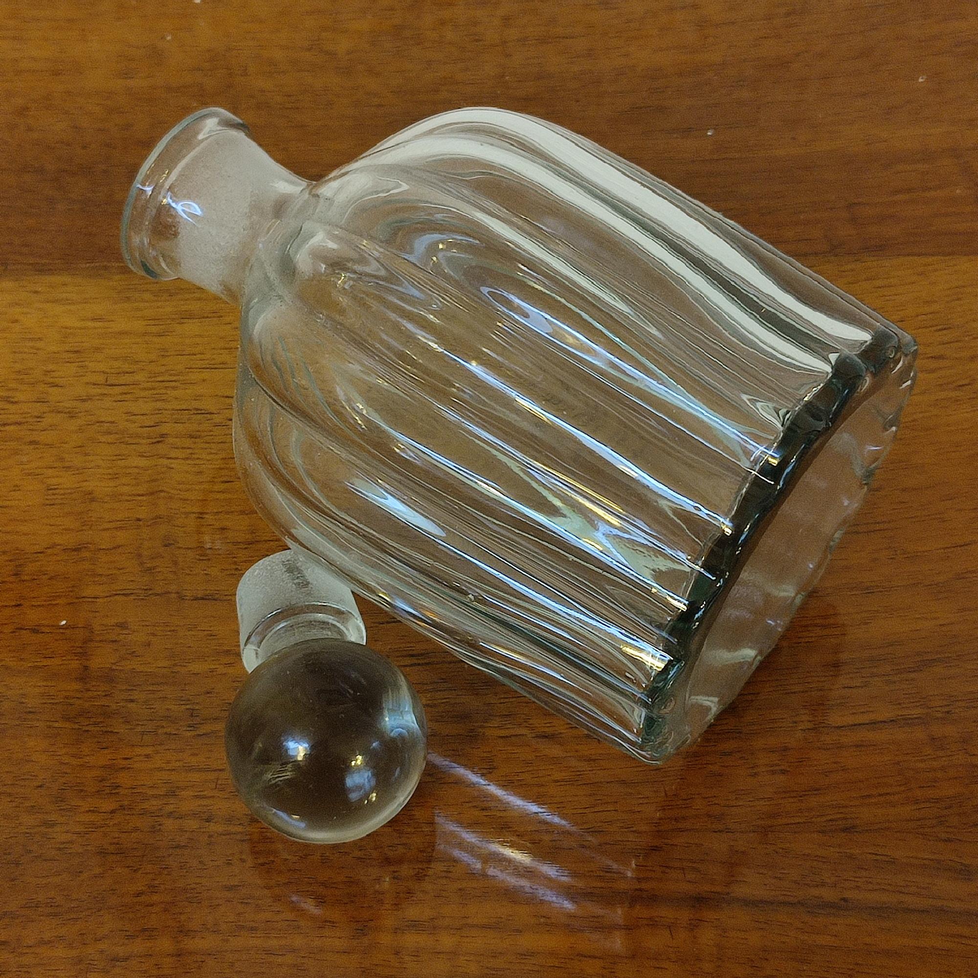 Glaskaraffe - Geripptes Kristall mit kugelförmigem Stopfen, Schweden ca. 1920-1950 im Angebot 1