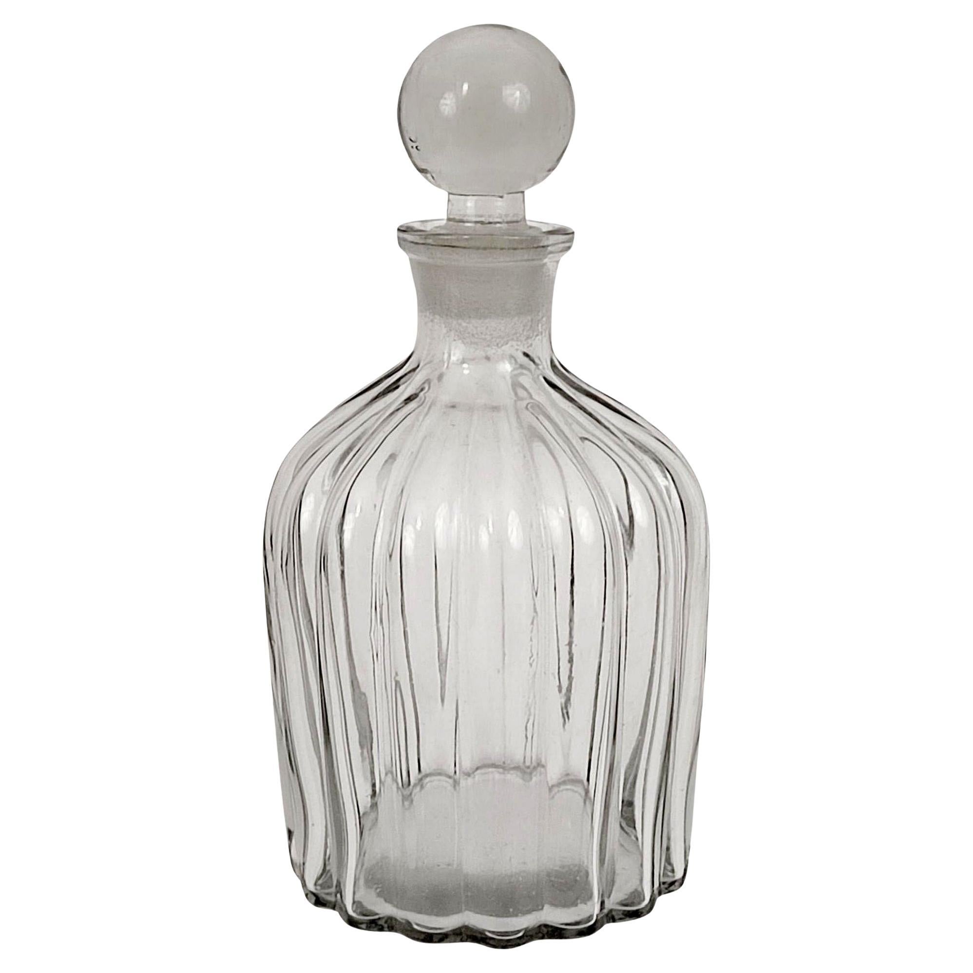 Glaskaraffe - Geripptes Kristall mit kugelförmigem Stopfen, Schweden ca. 1920-1950 im Angebot