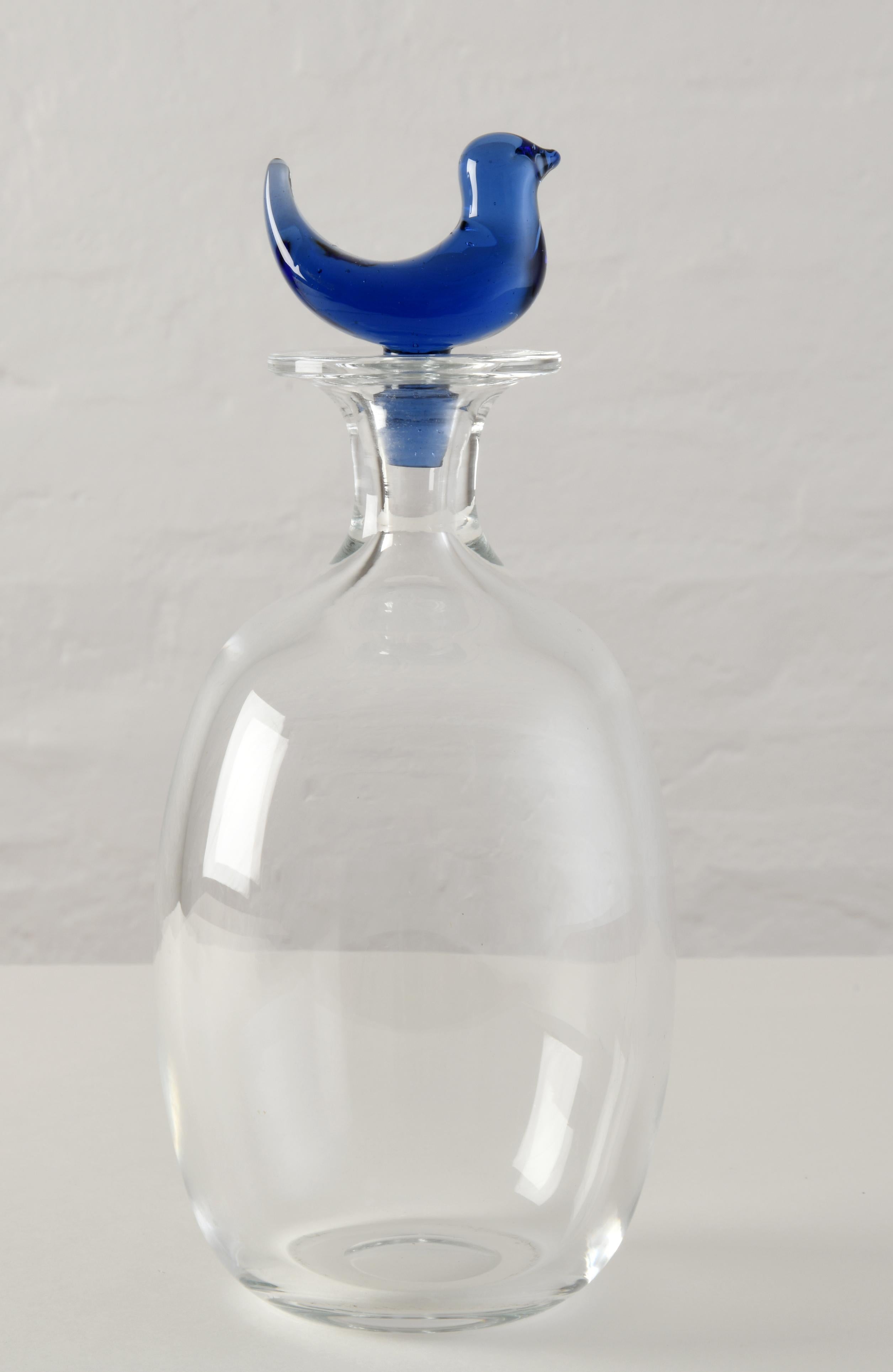 Glass carafe with a blue bird designed by Michael Bang for Holmegaard in Denmark In Good Condition For Sale In SAINT-YRIEIX-SUR-CHARENTE, FR