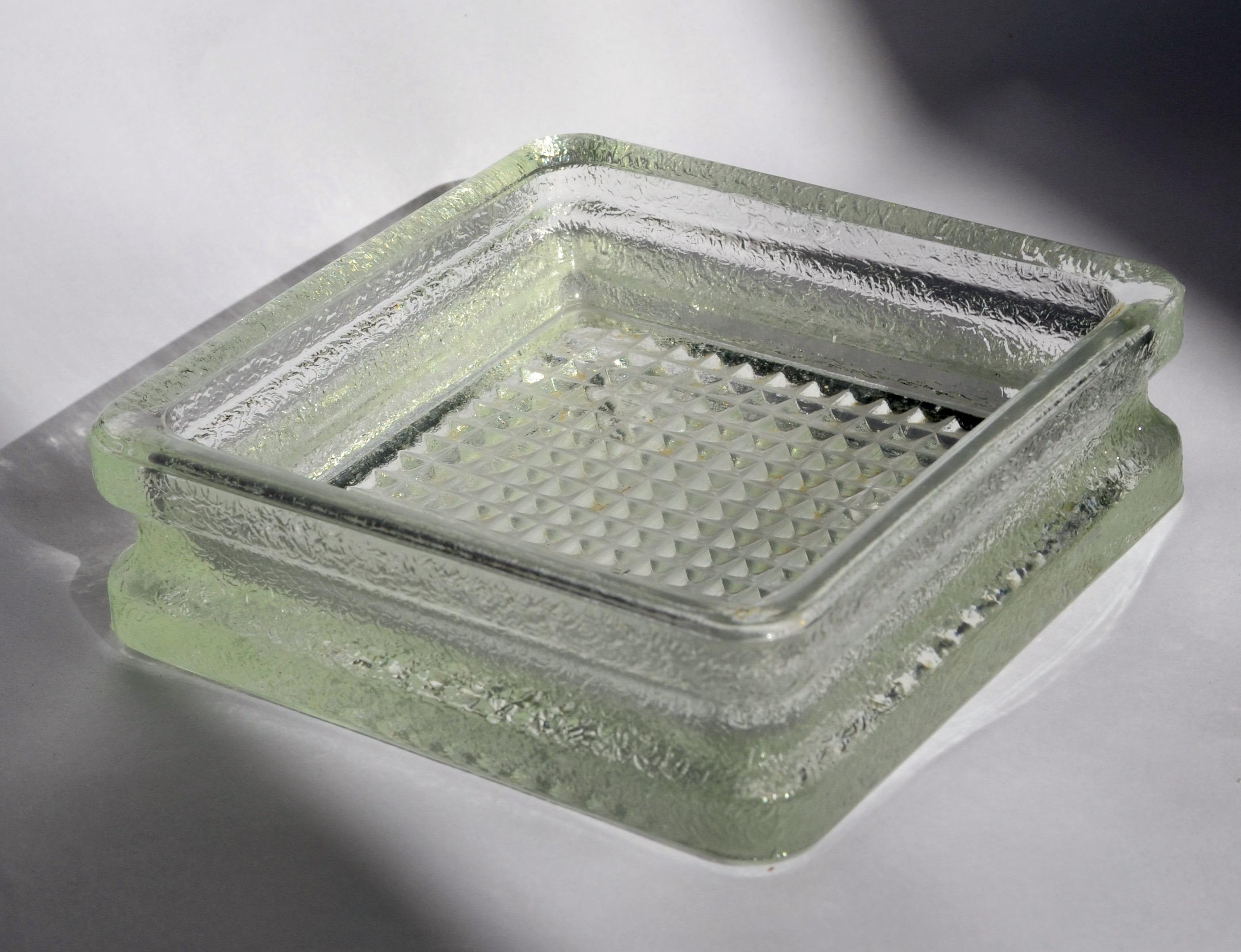Elegant fourre-tout en verre de 11,4 x 11,4 cm, conçu par Saint-Gobain et inspiré de l'esthétique des années 1920.

Son design épuré et intemporel reflète l'esprit moderniste de l'époque, évoquant les œuvres de Le Corbusier et de Charlotte Perriand,