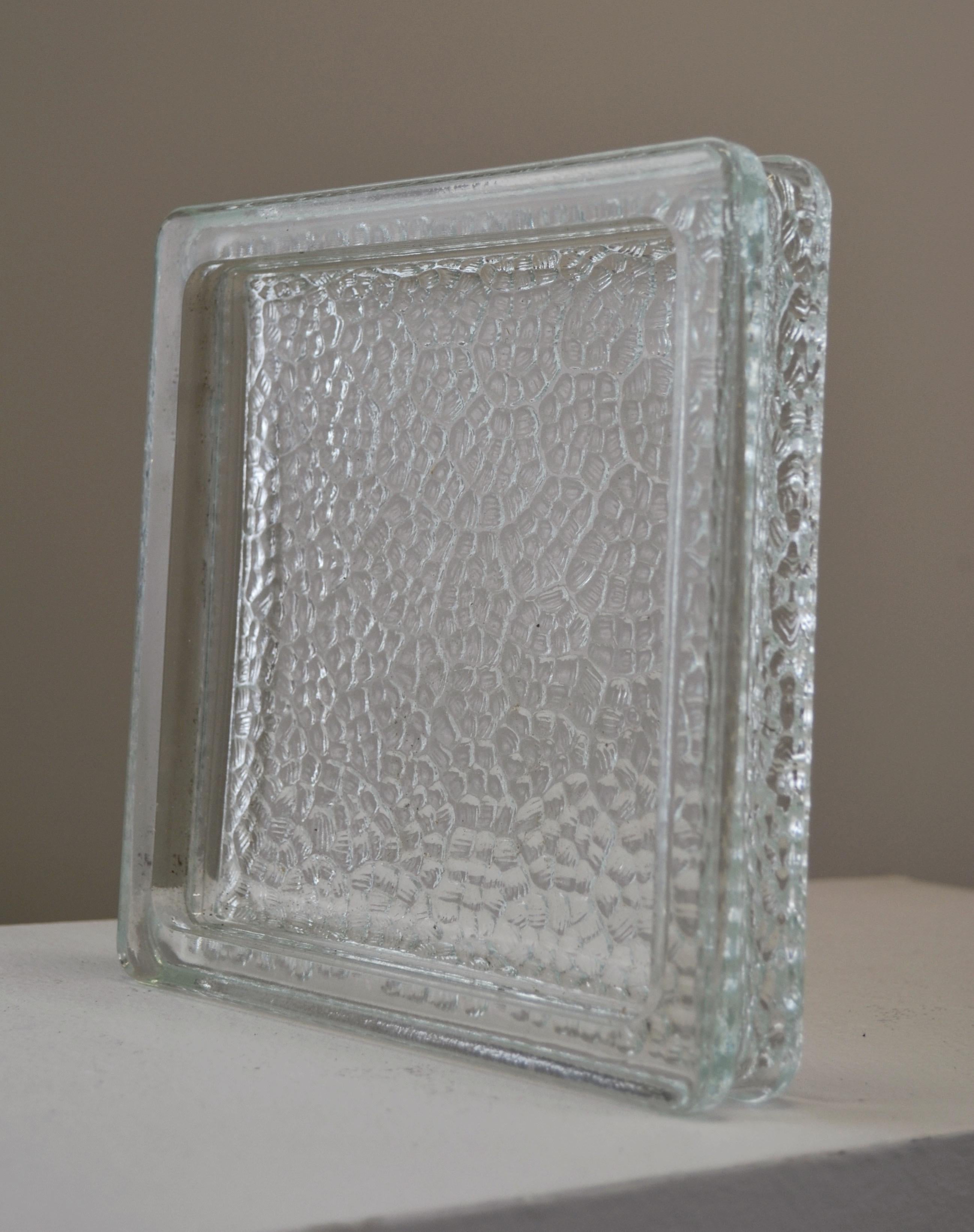 Elegante cubilete de cristal de 18,7 x 18,7 cm, diseñado por Saint Gobain e inspirado en la estética de los años veinte.

Su diseño elegante y atemporal refleja el espíritu modernista de la época, evocando las obras de Le Corbusier y Charlotte