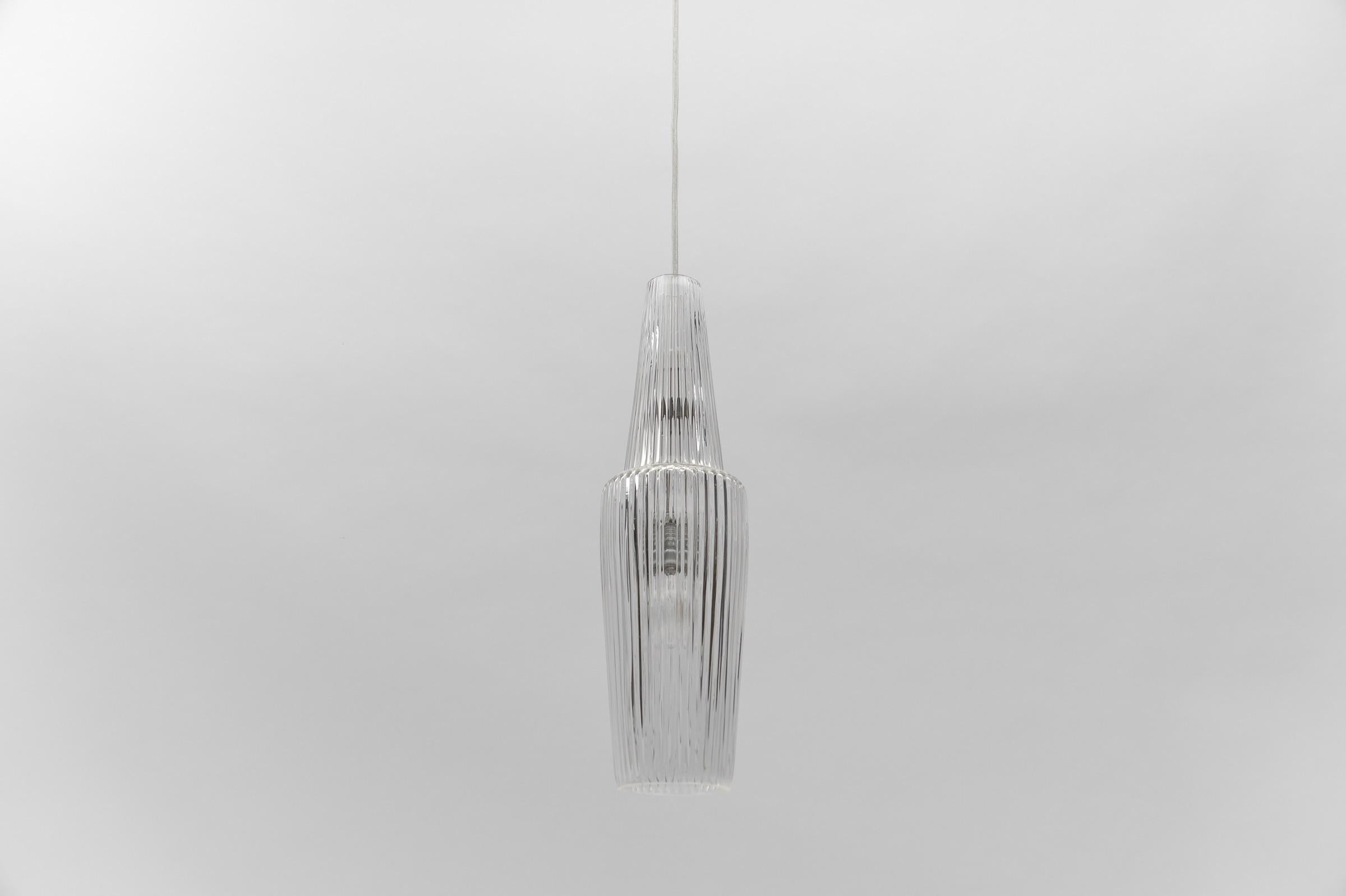 Vintage German pendant lamp in glass by Peill & Putzler. 

E27 socket. 

New fabric cable, measures: total height 220cm, glass height 50cm, diameter 14cm. 

The Peill and Sohn glassworks in Düren, destroyed in World War II, and the Putzler brothers'