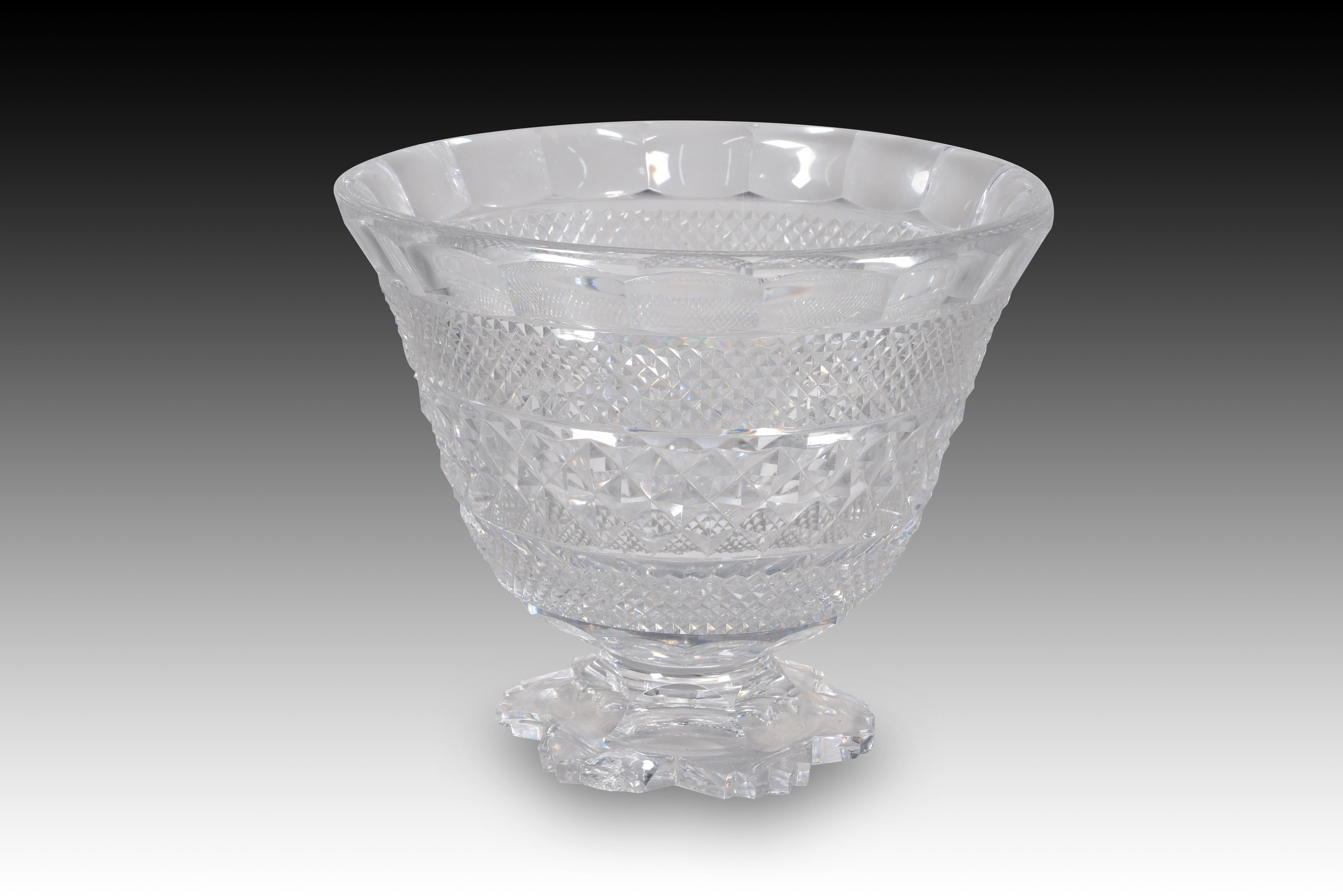 Centerpiece. Cut carved glass. Twentieth century. 
Has damage. 
Cup-shaped centerpiece made of clear cut glass with geometric elements on its outer surface. 
Weight: 12kg. · Size: 33x33x26 cms

