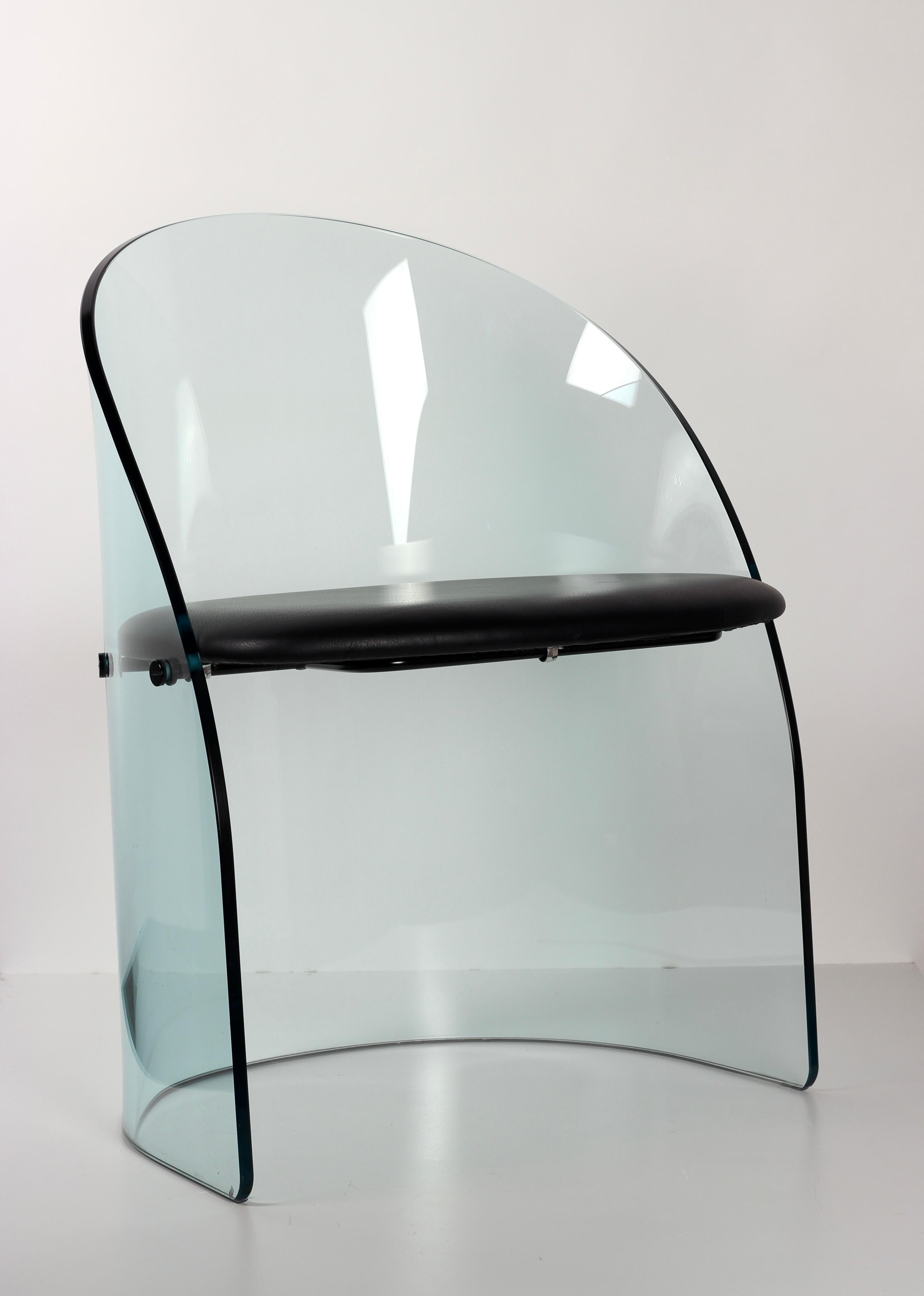 This striking curved glass chair, inspired by the iconic designs of Louis Dierra for the Glass Centre Pavilion at the 1939 World’s Fair in New York, represents a masterful blend of artistry and engineering. Manufactured in Italy during the 1980s,