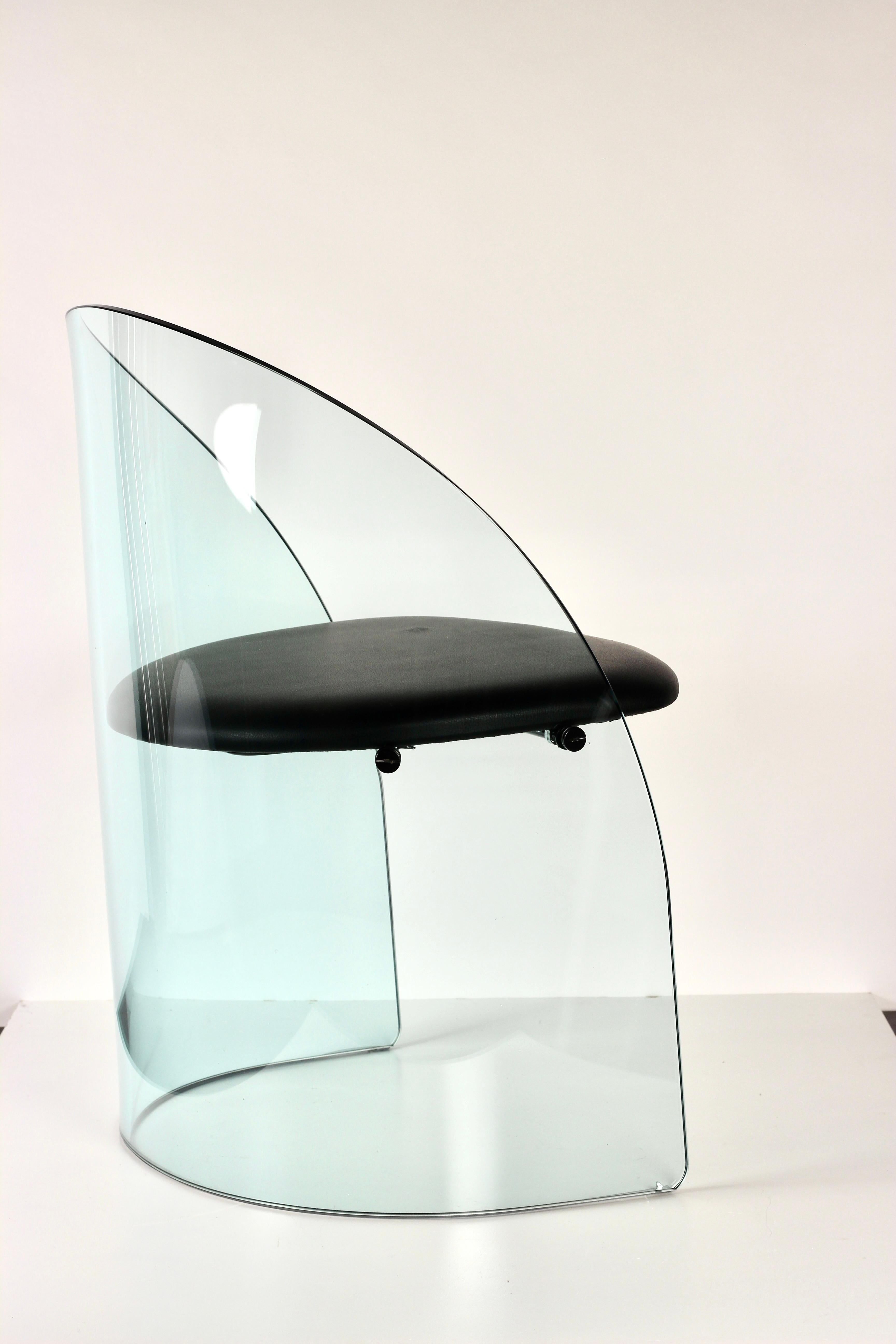 Esta llamativa silla de cristal curvado, inspirada en los icónicos diseños de Louis Dierra para el Pabellón Glass Centre de la Exposición Universal de Nueva York de 1939, representa una mezcla magistral de arte e ingeniería. Fabricada en Italia en