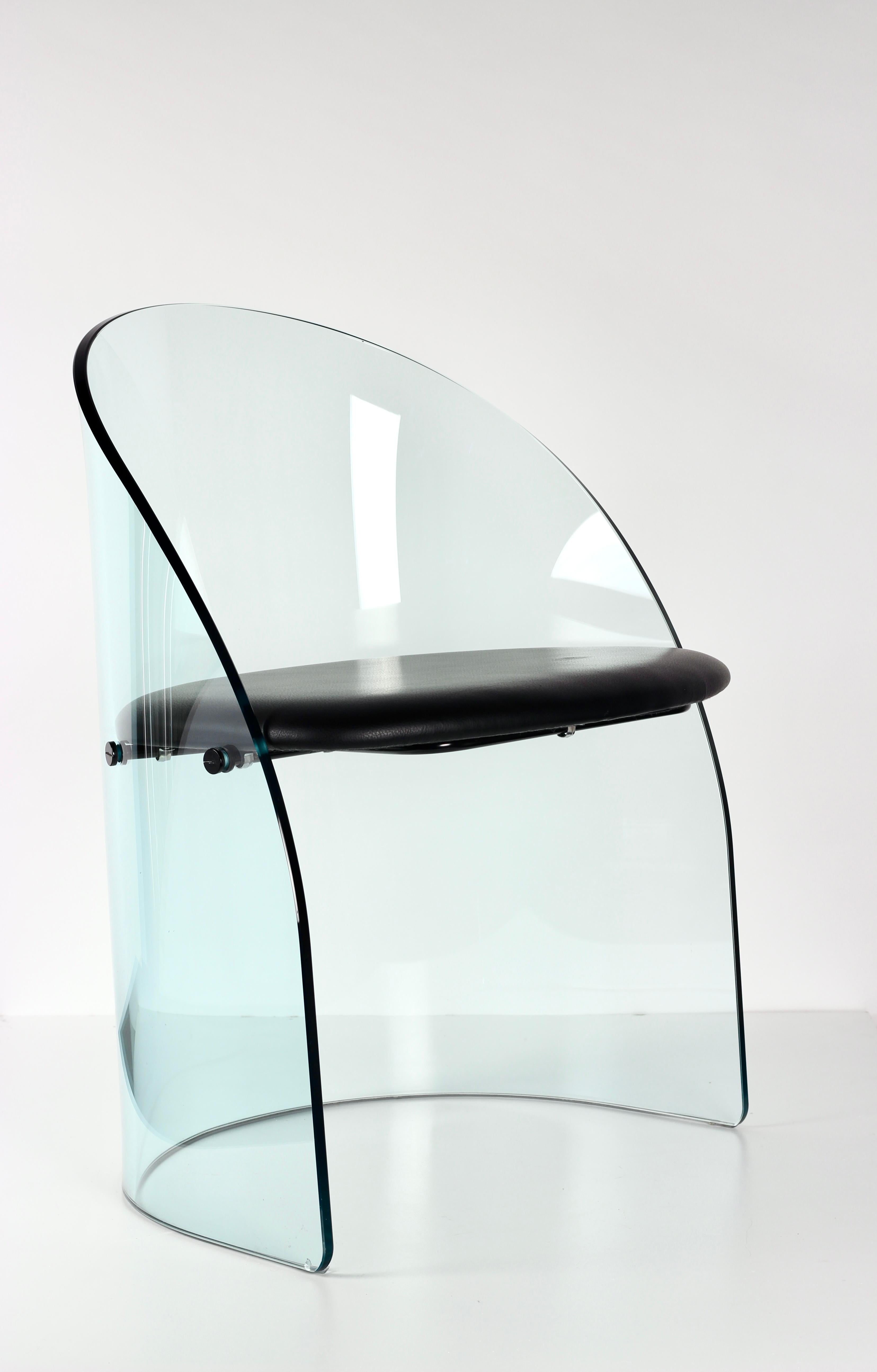 Silla de cristal a la manera de Louis Dierra Moldeado en venta