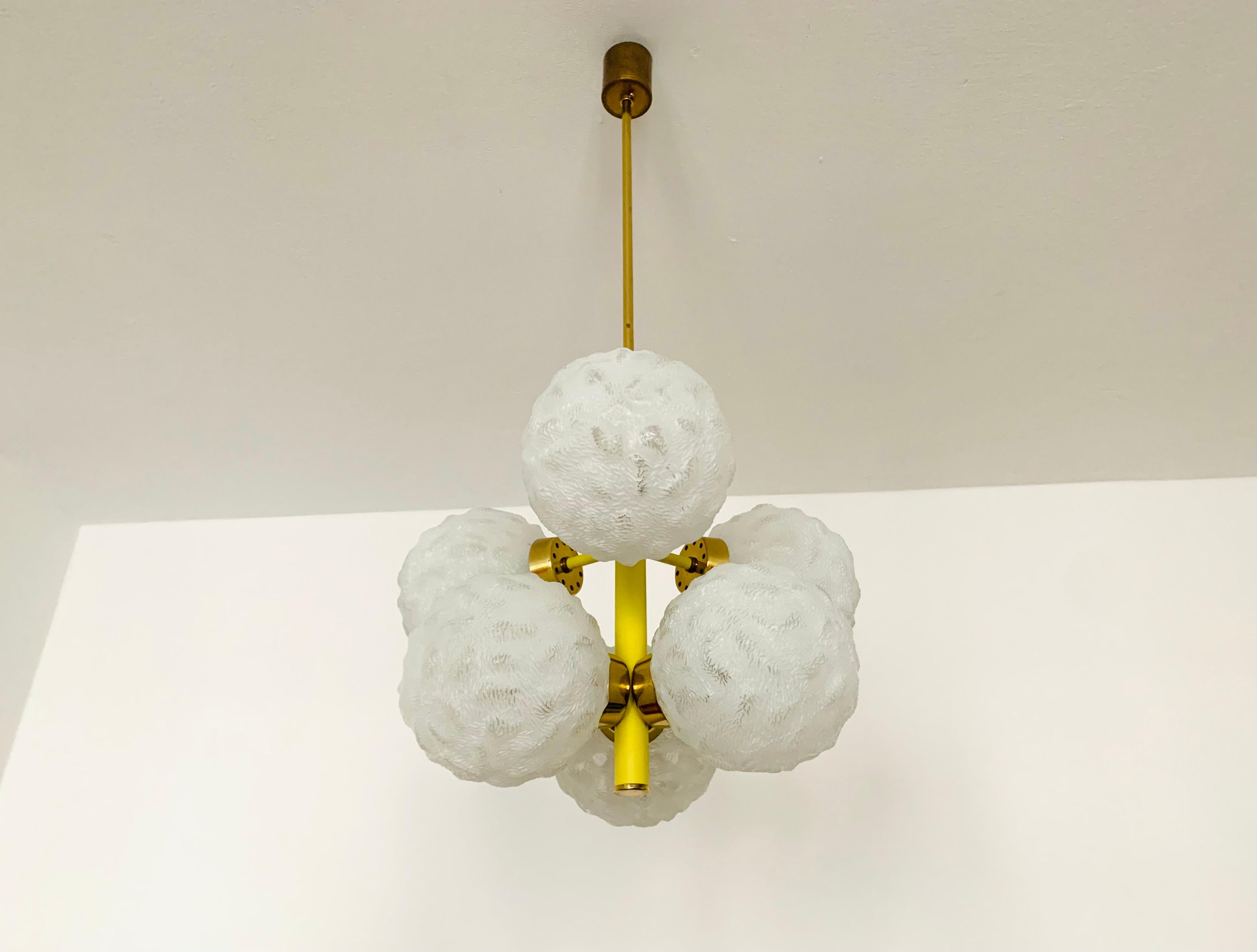 Splendido lampadario Sputnik degli anni '60.
I 6 paralumi in vetro speciale diffondono una luce piacevole.
La lampada ha una finitura di altissima qualità.
Design molto contemporaneo con un aspetto fantastico.

Condizioni:

Condizioni vintage molto