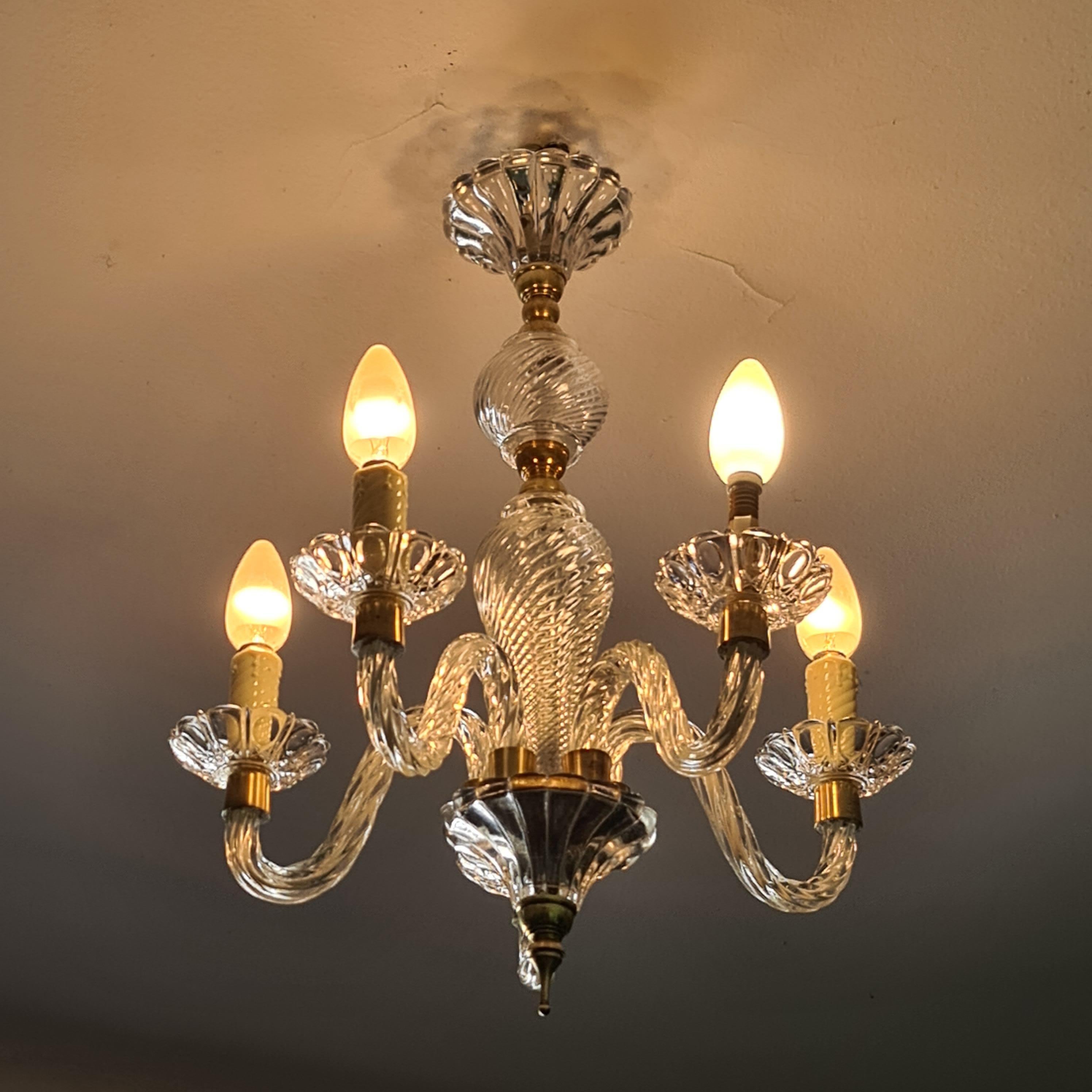 Descubre esta suntuosa lámpara de cristal y latón, inspirada en el prestigioso estilo de Murano. Esta excepcional lámpara combina la elegancia del vidrio soplado a mano con la robustez y el brillo del latón dorado, creando un centro de mesa que