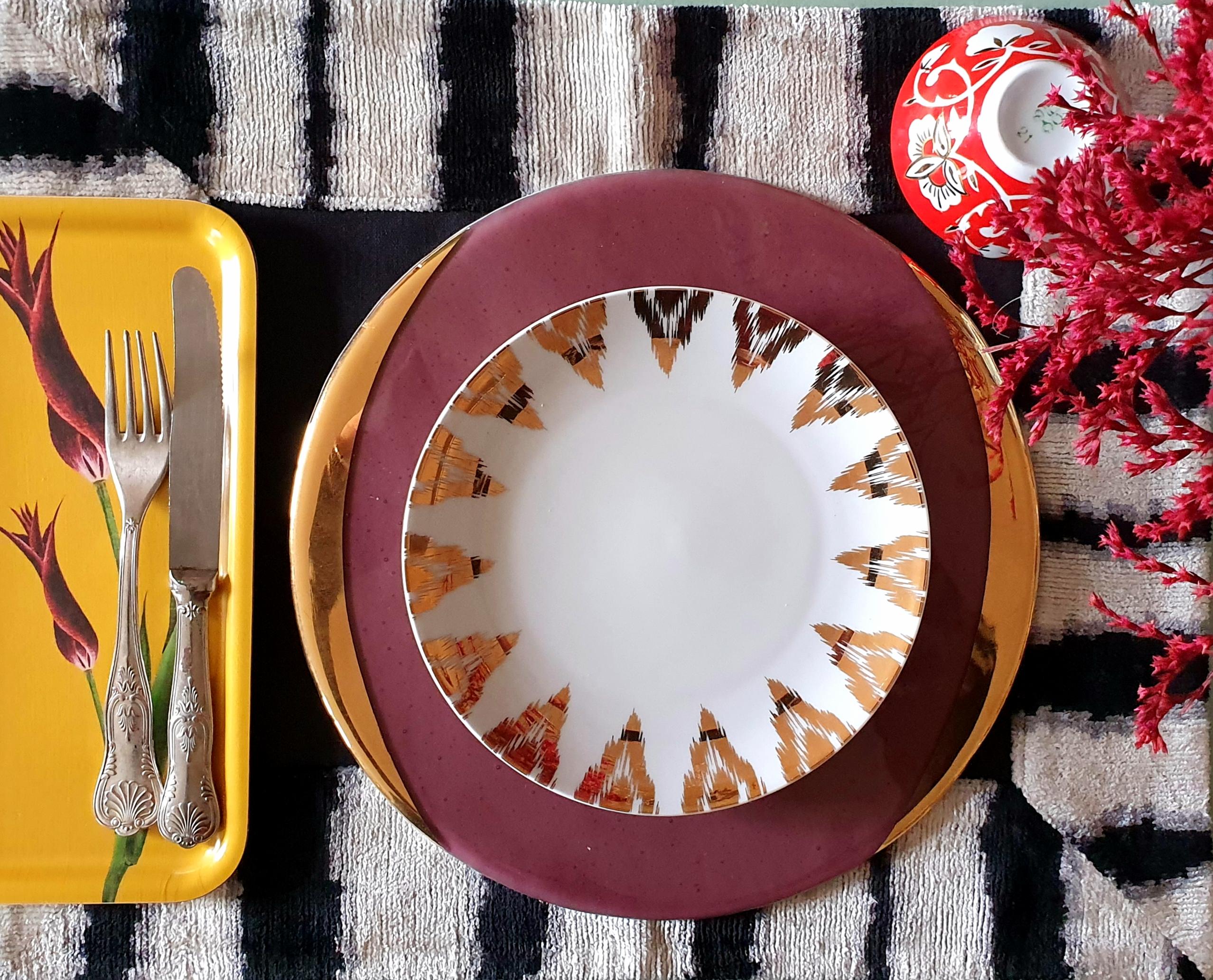 Eine luxuriöse Geschirr-Kollektion bestehend aus 6 handgefertigten Glas-Ladegeräten, hergestellt in Italien
Der Goldrand ist aus echtem Gold und von Hand aufgetragen
Kann sowohl als Teller als auch als Ladegerät verwendet werden.
  